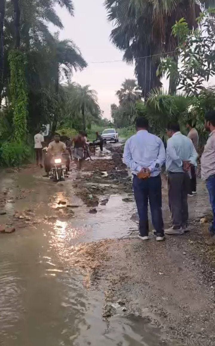 कुरी बाजार-डाडेगांव मार्ग पर बारिश के बीच गड्ढे भरवाने पहुंचे अधिकारी, 700 मीटर आरसीसी सड़क की मांग