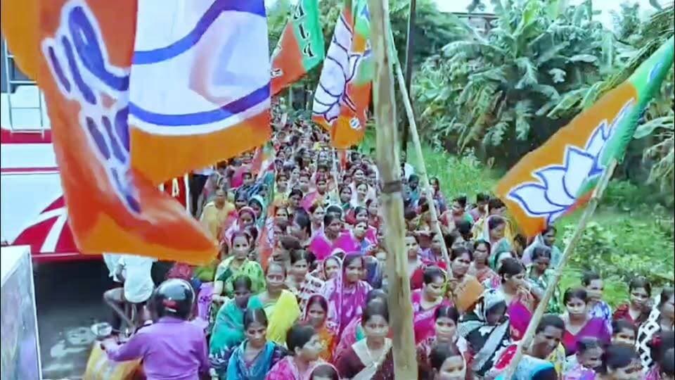 'কাগজ দেখে পড়ে বললেন যোজনার সুবিধা পেয়েছি আমরা, ধন্যবাদ মাননীয় মুখ্যমন্ত্রী শুভেন্দু অধিকারী' একদিকে ধন্যবাদ জ্ঞাপন অন্যদিকে ধন্যবাদ জানিয়ে অভিনন্দন মিছিল অন্নপূর্ণাদের
#Dnews #annapurna #SuvenduAdhikari #yojona