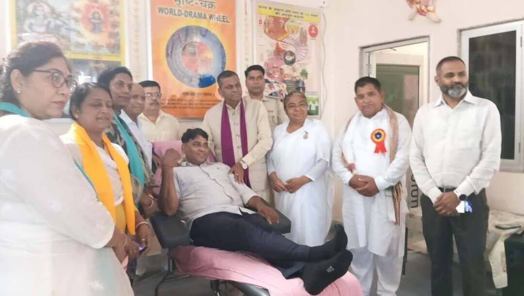 रक्तदान से अनेकों जरूरतमंद के जीवन को बचाया जा सकता है: बीके रजनी
भिवानी, 23 अगस्त। प्रजापिता ब्रह्माकुमारी ईश्वरीय विश्वविद्यालय, दिव्य भवन, रूद्रा कॉलोनी, भिवानी में ब्रह्माकुमारीज की पूर्व मुख्य प्रशासिका राजयोगिनी दादी प्रकाशमणि के 19 वें पुण्य स्मृति दिवस पर एक विशाल रक्तदान शिविर का आयोजन एम्स बाड़सा से आयी टीम द्वारा किया गया। शाखा संचालिका बीके रजनी दीदी ने बताया कि दादी बहुत ही निमित्त, निर्माण, निर्मल व्यक्तित्व के धनी रहे और उनका समाज की सर्व आत्माओं प्रति अथाह प्रेम, दया,रहम, करुणा की भावना रहती थी। इसीलिए उनकी पुण्य स्मृति में हर वर्ष ब्रह्माकुमारीज विश्वविद्यालय कोई ना कोई समाज कल्याण का कार्य करते रहते हैं।इसी श्रृंखला में इस वर्ष अंतरराष्ट्रीय स्तर पर यह विशाल रक्तदान शिविर का आयोजन किया जा रहा है क्योंकि रक्तदान से अनेक असहाय जरूरतमंदों के जीवन को बचाया जा सकता है। इस शिविर में अभी तक 60 लोगों द्वारा रक्तदान किया जा चुका है और यह आंकड़ा 70 तक जाने की उम्मीद है।
बीके रजनी दीदी जी ने कहा कि रक्तदान वह महादान है जो दूसरों को जीवन दान से दुआओं का खाता तो जमा करता ही है साथ ही रक्तदाता को भी इसके अनेकों लाभ मिलते हैं। इस शुभ अवसर पर हरियाणा अनुसूचित जाति आयोग चेयरमैन विजेंद्र बडग़ुजर, ज्योतिबा फुले ट्रस्ट फाउंडर रमेश सैनी, प्रोपराइटर आफ नूर ज्वैलर्स रिंकू, सुशील कुमार गुप्ता फ़ूड क्रैकर्स, संस्कार भारती से चित्रकार शिवकुमार, पर्यावरण प्रहरी विजय सिंहमार, पार्षद विनोद चावला, पार्षद शालू अरोड़ा, मीडिया प्रभारी सुभाष गोयल, आत्मप्रकाश डुडेजा, नरेश आहुजा, विनोद छाबड़ा ने दीप प्रज्वलन कर कार्यक्रम का शुभारंभ किया और प्रमाण पत्र भी वितरित किए।महंत चरण दास ने कहा कि यह संस्था की तरफ से समाज कल्याण का एक बहुत ही महत्वपूर्ण कार्य है जिससे अनेक लोगों को फायदा होगा। शतकवीर रक्तदाता राजेश डुडेजा ने कहा कि आज अस्पतालों में खून की कमी के कारण बहुत से लोगों की मौत तक भी हो जाती है इसीलिए यह रक्तदान उनका जीवन दान देने का कार्य करेगा । शतकवीर रक्तदाता राजेश डुडेजा का भी इस पूरे कार्यक्रम में बहुत ही महत्वपूर्ण सहयोग रहा। इस अवसर पर प्रमोद कुमार,एस. के.सिंह,बीके रितिका, बीके रूहानी , बीके सचिन ,बीके सज्जन, बीके रोहित सहित अनेकों बीके भाई-बहन भी मौजूद रहे।