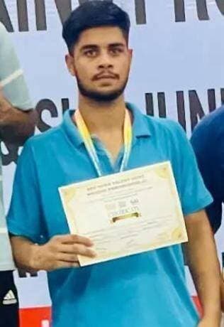 डाक विभाग से दो खिलाडिय़ों ने जीते मेडल
भिवानी, 23 अगस्त। डाक विभाग के दो ब्रांच पोस्ट मास्टर ने विभाग के कार्यों के साथ अलग-अलग दो खेलों में मेडल प्राप्त किए। सिद्धार्थ श्रीवास्तव ने रेसलिंग में 85 किलोग्राम भार वर्ग में सिल्वर मेडल प्राप्त किया और अहसास कौशिक ने बॉक्सिंग के 75 किलोग्राम भार वर्ग में गोल्ड मेडल प्राप्त किया। दोनो विजेता खिलाडिय़ों ने अपनी सफलता का श्रेय डाक अधीक्षक एसपी पाटेल और सहायक डाक अधीक्षक एके पाण्डेय को दिया और विश्वास दिलाया कि वे आगे भी मेडल जीत कर डाक विभाग का नाम रोशन करेंगे।