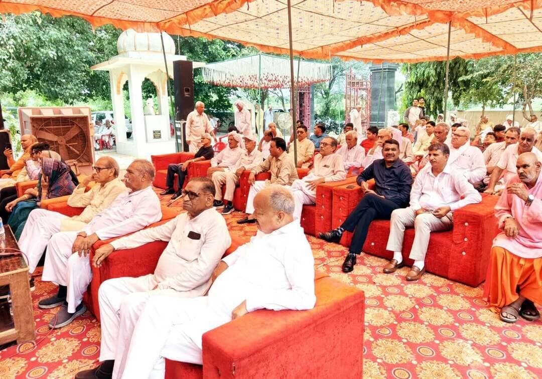 पाथरवाली में लोक कलाकारों ने गंधर्व कवि
नंदलाल की कविताओं से किया भाव विभोर
- गांव पाथरवाली में गंधर्व कवि स्व. नंदलाल की स्मृति में आयोजित हुआ धार्मिक रागनी गायन कार्यक्रम
समाज को सही दिशा देने में सूर्य कवि पं.लख्मीचंद, गंधर्व कवि पंडित नंदलाल पाथरवालीआदि कवियों का रहा है अहम योगदान : रिटायर्ड एसडीएम आरसी शर्मा
भिवानी/जुई, 23 अगस्त। पंडित लखमीचंद फोक फाउंडेशन के संयोजन में रविवार को गांव पाथरवाली में स्व. गंधर्व कवि नंदलाल की स्मृति मे रागनी गायन का कार्यक्रम हुआ, जिसमें प्रदेश के सुप्रसिद्ध लोक गायकों ने नंदलाल की रचनाओं की प्रस्तुति से श्रोताओं को भाव विभोर किया। कार्यक्रम का आयोजन लख्मीचंद लोक फाउंडेशन के अध्यक्ष अधिकारी आरसी शर्मा द्वारा किया गया। कार्यक्रम में वरिष्ठ अधिवक्ता रामप्रताप शर्मा मुख्य अतिथि के रूप में शामिल हुए तथा अध्यक्षता सेवानिवृत्ति आईएएस अधिकारी स्व केसी शर्मा की धर्मपत्नी माया देवी ने की। कार्यक्रम में सेवानिवृत्ति आईएएस अधिकारी सुजान सिंह यादव और रिटायर्ड रजिस्ट्रार प्रोफेसर आत्मप्रकाश शर्मा भी मौजूद रहे।
अपना संदेश देते हुए एडवोकेट राम प्रताप शर्मा ने कहा कि वर्तमान समय में युवा पीढ़ी में प्राचीन संस्कृति और संस्कारों को भूल रही है, जो कि समाज के लिए घातक है। आज फिर से युवाओं में प्राचीन संस्कार भरने की जरूरत है। इसके साथ ही हमें अपनी प्राचीन हरियाणवी संस्कृति को जीवंत करना होगा। उन्होंने कहा कि सूर्य कवि पं.लखमीचंद, गंधर्व कवि नंदलाल पाथरवाली आदि कवियों ने अपनी रचनाओं व कविताई के माध्यम से समाज को सही रास्ता दिखाने का काम किया है। समाज में उनके योगदान को कभी भुलाया नही जा सकता।
उन्होंने ने कहा कि हरियाणवी कवियों व रचनाकारों ने समय-समय पर अपने भजनों-उपदेशों से समाज में फैली कुरीतियों को मिटाने का काम किया है। देश की आजादी के समय में भी कलाकारों ने वीर रस की रचनाओं से समाज को एक रूपता में पिरोकर देशभक्ति भावना से ओतप्रोत करने का काम किया है। उन्होंने कहा कि समय-समय के साथ विशेषकर युवा पीढ़ी पश्चिमी संस्कृति व सभ्यता के प्रभाव से अपने पुराने संस्कारों को भूल रही है, जो कि समाज के लिए सही नही है। उन्होंने कहा कि हमें अपने बच्चों में हमारे पुराने संस्कार व रीति रिवाज जीवंत करने होंगे, इनमें सूर्य कवि पं.लख्मीचंद, गंधर्व कवि नंद लाल पाथरवाली, मांगेराम, बाजे भगत, धनपत सिंह और मेहर सिंह आदि कवियों की रचनाओं का अहम योगदान हो सकता है।
कार्यक्रम में कलाकार इंद्र लांबा ने जगह-जगह घूम लिए पृथ्वी के कोने-कोने में, बड़े-बड़े दुख सहन किए मरने और पैदा होने में भजन प्रस्तुत किया। इसके अलावा कलाकार अमित शर्मा, लोक गायक प्रेम देहाती, गुलाब सिंह खंडवाल, लीला सैनी, सीताराम शर्मा, शिवचरण शर्मा, सचिन खरकड़ी ,जनक बापोड़ा, श्यामलाल सहित अनेक कलाकारों ने पंडित नंदलाल व सूर्य कवि पंडित लख्मीचंद की धार्मिक व प्रेरक रागनियों की प्रभावशाली व शानदार प्रस्तुति दी।फाऊंडेशन द्वारा समय-समय पर लोक गायन कार्यक्रम का आयोजन करवाया जाता है।
कार्यक्रम के दौरान आईडी भारद्वाज, सत्यनारायण शर्मा पटौदी,विजय मोटू डॉ. अमर सिंह, सुभाष सिंगल, भले राम व महंत भीम गिरि जी, मान सिंह शर्मा, मनोहर शर्मा, मदन शर्मा, एडवोकेट राजेश भारद्वाज, पवन नंबरदार, जय सिंह पटवारी, जगदीश, राजेश भारद्वाज ,राजकुमार शर्मा अटेला, राजाराम शर्मा, जयप्रकाश शर्मा रामपुरा, मास्टर शिवचरण , अमित अटेला सहित अनेक लोगों ने कवि स्व. नंदलाल को अपनी तरफ से श्रद्धासुमन अर्पित किए। कार्यक्रम में गांव व आसपास क्षेत्र के अनेक गणमान्य लोग मौजूद रहे।