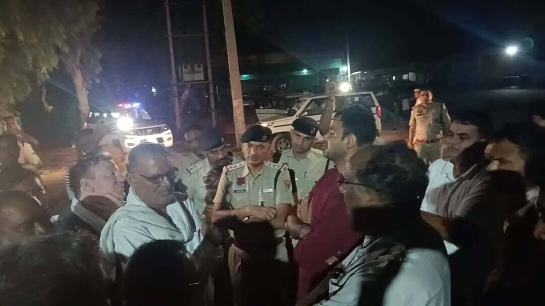 रात के अंधेरे में पुलिस बल से कुड़ा उठवाकर आंदोलन कुचलने का प्रयास, 38 कर्मचारियों को किया गिरफ्तार
कर्मचारी नेताओं की गिरफ्तारी के विरोध में भडक़ी विभिन्न यूनियनें, विधायक आवास का घेराव कर की नारेबाजी
कर्मचारियों की जायज मांगों का समाधान करने के बजाय दमनकारी नीतियां अपना रही सरकार : कर्मचारी नेता
भिवानी, 23 अगस्त : 13 मई को हरियाणा सरकार के साथ हुए समझौते को लागू करने व अन्य लंबित मांगों को लेकर सफाई कर्मचारियों का हड़ताल व प्रदर्शन रविवार को और अधिक उग्र हो गया। नगर परिषद के समक्ष चल रहे अनिश्चितकालीन धरने के बीच प्रशासनिक कार्रवाई के विरोध में कर्मचारियों ने सडक़ों पर उतरकर राज्य सरकार के खिलाफ जमकर रोष जताया तथा स्थानीय विधायक आवास का घेराव किया। कर्मचारी नेताओं ने आरोप लगाया कि जिला प्रशासन ने शनिवार देर रात करीब 2 बजे भारी पुलिस बल की मौजूदगी में जबरन शहर से कचरा उठवाकर कर्मचारियों के लोकतांत्रिक संघर्ष को कमजोर करने की विफल कोशिश की। इस दमनकारी कार्रवाई के विरोध में रविवार को आक्रोशित कर्मचारियों ने शहर में विशाल प्रदर्शन करते हुए विधायक आवास का रुख किया। विधायक के आवास पर न मिलने के बावजूद कर्मचारियों ने वहीं दो घंटे तक शांतिपूर्ण धरना दिया और नारेबाजी की। इसके बाद सभी कर्मचारी पुन: नगर परिषद स्थित अपने मुख्य धरना स्थल पर पहुंचे।
नगर परिषद के समक्ष जारी धरने की अध्यक्षता नगर पालिका कर्मचारी संघ हरियाणा के जिला प्रधान जय हिंद व फायर ब्रिगेड कर्मचारी यूनियन के जिला प्रधान अजय श्योराण ने की, जबकि पूरे प्रदर्शन का कुशल नेतृत्व सर्व कर्मचारी संघ के जिला प्रधान सुमेर आर्य ने किया। धरने को संबोधित करते हुए विभिन्न संगठनों के नेताओं रोडवेज यूनियन के राज्य प्रधान नरेंद्र दिनोद, दलित अधिकार मंच से सुखदेव पालुवास, जनवादी महिला समिति से बिमला घणघस, रिटायर्ड कर्मचारी महासंघ से मा. वजीर सिंह, राजबीर कादियान, नरेश शर्मा, सीआईटीयू से अनिल, अध्यापक संघ के राज्य संगठन सचिव सुखदर्शन सरोहा, शिक्षा बोर्ड से अशोक पिलानिया, प्रधान सत्यवीर स्वामी, सचिव जोगेंद्र पिलानिया ने सरकार की हठधर्मिता की कड़े शब्दों में निंदा की।
इस मौके पर कर्मचारी नेताओं ने कहा कि शनिवार रात लगभग 2 बजे करीब 400 पुलिसकर्मियों के साथ प्रशासनिक अधिकारी शहर के मुख्य कचरा पॉइंटों से कूड़ा उठाने पहुंचे। इसकी भनक लगते ही सफाई कर्मचारी व विभिन्न यूनियनों के प्रतिनिधि मौके पर एकत्र हो गए। आरोप है कि अधिकारियों ने मौके पर तनावपूर्ण माहौल बनाने का प्रयास किया, लेकिन कर्मचारियों ने अत्यधिक धैर्य का परिचय देते हुए शांतिपूर्ण ढंग से अपनी गिरफ्तारियां दीं। पुलिस प्रशासन द्वारा गिरफ्तार किए गए कर्मचारियों को बसों में भरकर पहले तोशाम थाना ले जाया गया और फिर बवानीखेड़ा होते हुए रविवार सुबह 7 बजे भिवानी लाकर छोड़ा गया। कर्मचारी नेताओं का कहना है कि प्रशासन ने सैकड़ों पुलिसकर्मियों के साए में महज तीन-चार ट्रॉली कूड़ा उठाने का दिखावा किया है। प्रशासनिक कार्रवाई के दौरान कुल 38 कर्मचारियों को हिरासत में लिया गया था, जिनमें महिलाएं बाला, रेखा सहित और पुरुष कॉमरेड ओमप्रकाश, धर्मवीर सिंह भाटी, अशोक गोयत, अजय श्योराण, पुरुषोत्तम दानव, जयहिंद, प्रवीण, काली सहित अन्य आदि शामिल थे। बाद में इनमें से कई पदाधिकारियों को छोड़ दिया गया, जबकि हरियाणा में कुछ जगहों पर मुकदमे दर्ज किए गए हैं।
कर्मचारी नेताओं ने कहा कि हरियाणा सरकार कर्मचारियों की जायज मांगों का समाधान करने के बजाय दमनकारी नीतियां अपना रही है। सरकार और मंत्री लगातार भ्रम फैलाने का काम कर रहे हैं। यदि सरकार 13 मई को हुए समझौते का पत्र जारी कर देती है, तो हमारे सफाई सैनिक तुरंत शहर को चमका देंगे। हमें वार्ता का कोई शौक नहीं है, केवल वादे पर अमल चाहिए। नेताओं ने दोहराया कि यह लड़ाई केवल नगर पालिका या अग्निशमन कर्मचारियों की नहीं, बल्कि प्रदेश के सभी कर्मचारियों के अधिकारों की साझा लड़ाई है, जिसमें ये दोनों संगठन इंजन की भूमिका निभा रहे हैं। कर्मचारी नेताओं ने आगामी 26 अगस्त को होने वाले जिलास्तरीय प्रदर्शनों को और अधिक मजबूत करने तथा सरकार की जनविरोधी व कर्मचारी-विरोधी नीतियों का डटकर विरोध करने का आह्वान किया।