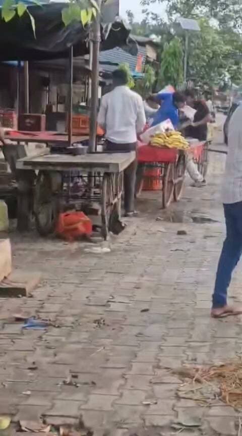 अलीगढ़ में सड़क बनी अखाड़ा, दबंगों ने लाठी-डंडों से बरपाया कहर; वीडियो सोशल मीडिया पर वायरल
अलीगढ़। जिले में कानून व्यवस्था को ठेंगा दिखाते हुए दबंगों द्वारा गुंडागर्दी का मामला सामने आया है। बीच सड़क पर खुलेआम लाठी-डंडे बरसाने का एक वीडियो सोशल मीडिया पर तेजी से वायरल हो रहा है, जिसने क्षेत्र में हड़कंप मचा दिया है।
घटना के वायरल वीडियो में साफ देखा जा सकता है कि दबंगों का एक गुट हाथ में लाठी-डंडे लेकर मारपीट कर रहा है। सड़क पर मौजूद दुकानों और ठेलों के बीच हुई इस हिंसक घटना से आसपास के व्यापारियों और राहगीरों में खौफ का माहौल बन गया।