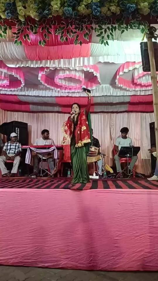 गायिका रवीना ने बम-बम बोल रहा काशी भजन पर भक्तों को खूब झुमाया News18 India ABP Live Aaj Tak India Today News24