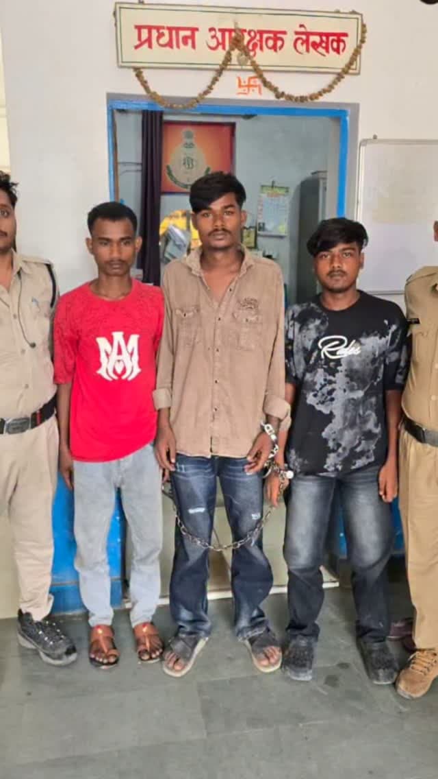 मेडिकल नशे के इंटरस्टेट नेटवर्क पर पुलिस का शिकंजा, 3 युवा गिरफ्तार
सतना। मेडिकल नशे के कारोबार पर सिटी कोतवाली पुलिस ने एक्शन लेते हुए ऐसे नेटवर्क की कड़ी पकड़ी है, जिसके तार सतना से मुंबई और आजमगढ़ तक जुड़े मिले हैं। स्टेशन की ओर बैग में प्रतिबंधित नशीली कफ सिरप लेकर जा रहे मुंबई निवासी सूरज वर्मा (20) और आजमगढ़ निवासी शिवम राजभर (19) को पुलिस ने घेराबंदी कर पकड़ा। दोनों के पास से 39 नग अनरेक्स कफ सिरप मिली। पूछताछ में सामने आया कि यह सिरप उन्होंने सतना के उदय सिंह उर्फ प्रिंस उर्फ कल्लू (19) से खरीदी थी। पुलिस ने सुराग के आधार पर बजरहा टोला में उदय को भी दबोच लिया, जिसके कब्जे से 22 नग सिरप बरामद हुई। तीनों से कुल 61 नग प्रतिबंधित कफ सिरप, कीमत 15,500 रुपए जब्त की गई। युवाओं को नशे की गिरफ्त में धकेल रहे इस कारोबार की पड़ताल अब सप्लाई के स्रोत तक पहुंचाने की कोशिश में पुलिस जुटी है।#मेडिकलनशेपरएक्शन #सतना #interstatedrugnetwork ##मेडिकलनशेपरएक्शन सतना InterStateDrugNetwork