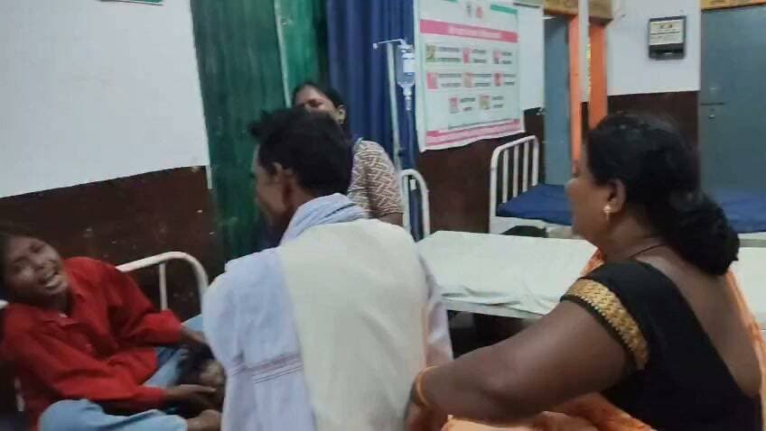 पहाड़ी थाना क्षेत्र में करही नाला में डूबे दो बच्चे, मौत
चित्रकूट। पहाड़ी थाना क्षेत्र के बाबूपुर गांव के गिरधर पुरवा मजरा में रविवार शाम करही नाला में स्नान करने गए दो बच्चों की डूबने से मौत हो गई। मृतकों में मनदीप (7) पुत्र राममिलन यादव और पायल (10) पुत्री कौशलेंद्र शामिल हैं।परिजनों के अनुसार दोनों बच्चे रविवार करीब पांच बजे पास स्थित करही नाला में स्नान करने गए थे। इसी दौरान दोनों गहरे पानी में डूब गए। घटना की सूचना मिलते ही पुलिस मौके पर पहुंची। परिजन दोनों बच्चों को सामुदायिक स्वास्थ्य केंद्र पहाड़ी लेकर पहुंचे, जहां चिकित्सकों ने उन्हें मृत घोषित कर दिया।घटना के बाद परिवार में कोहराम मच गया। पुलिस ने मामले की जांच शुरू कर आवश्यक विधिक कार्रवाई की है।