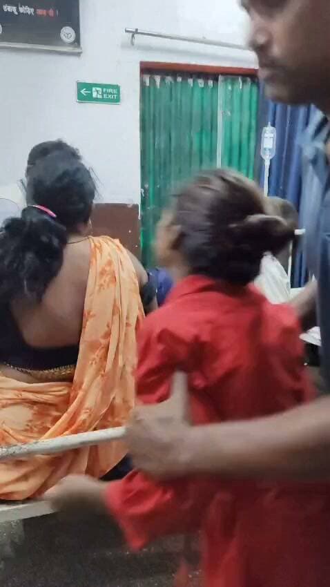 पहाड़ी थाना क्षेत्र में करही नाला में डूबे दो बच्चे, मौत
चित्रकूट। पहाड़ी थाना क्षेत्र के बाबूपुर गांव के गिरधर पुरवा मजरा में रविवार शाम करही नाला में स्नान करने गए दो बच्चों की डूबने से मौत हो गई। मृतकों में मनदीप (7) पुत्र राममिलन यादव और पायल (10) पुत्री कौशलेंद्र शामिल हैं।परिजनों के अनुसार दोनों बच्चे रविवार करीब पांच बजे पास स्थित करही नाला में स्नान करने गए थे। इसी दौरान दोनों गहरे पानी में डूब गए। घटना की सूचना मिलते ही पुलिस मौके पर पहुंची। परिजन दोनों बच्चों को सामुदायिक स्वास्थ्य केंद्र पहाड़ी लेकर पहुंचे, जहां चिकित्सकों ने उन्हें मृत घोषित कर दिया।घटना के बाद परिवार में कोहराम मच गया। पुलिस ने मामले की जांच शुरू कर आवश्यक विधिक कार्रवाई की है।