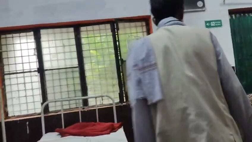 पहाड़ी थाना क्षेत्र में करही नाला में डूबे दो बच्चे, मौत
चित्रकूट। पहाड़ी थाना क्षेत्र के बाबूपुर गांव के गिरधर पुरवा मजरा में रविवार शाम करही नाला में स्नान करने गए दो बच्चों की डूबने से मौत हो गई। मृतकों में मनदीप (7) पुत्र राममिलन यादव और पायल (10) पुत्री कौशलेंद्र शामिल हैं।परिजनों के अनुसार दोनों बच्चे रविवार करीब पांच बजे पास स्थित करही नाला में स्नान करने गए थे। इसी दौरान दोनों गहरे पानी में डूब गए। घटना की सूचना मिलते ही पुलिस मौके पर पहुंची। परिजन दोनों बच्चों को सामुदायिक स्वास्थ्य केंद्र पहाड़ी लेकर पहुंचे, जहां चिकित्सकों ने उन्हें मृत घोषित कर दिया।घटना के बाद परिवार में कोहराम मच गया। पुलिस ने मामले की जांच शुरू कर आवश्यक विधिक कार्रवाई की है।