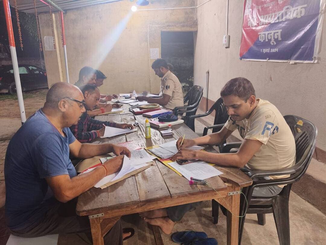 रात्रि में थानों में कांड दैनिकी लेखन का विशेष सत्र, अनुसंधान की गुणवत्ता सुधारने पर जोर
जहानाबाद। पुलिस अधीक्षक, जहानाबाद के निर्देशानुसार रविवार की रात्रि जिले के सभी थाना परिसरों में थानाध्यक्षों की देखरेख में अनुसंधानकर्ताओं के साथ कांड दैनिकी लेखन का विशेष सत्र आयोजित किया गया। इस दौरान लंबित कांडों के अनुसंधान की प्रगति की समीक्षा करते हुए केस डायरी लेखन से संबंधित आवश्यक दिशा-निर्देश दिए गए।
विशेष सत्र का मुख्य उद्देश्य अनुसंधान की गुणवत्ता में सुधार, लंबित कांडों का त्वरित निष्पादन तथा कांड दैनिकी लेखन के दौरान अनुसंधानकर्ताओं के समक्ष आने वाली व्यावहारिक कठिनाइयों का समाधान सुनिश्चित करना था। अधिकारियों ने अनुसंधानकर्ताओं को कांडों के विभिन्न पहलुओं का बारीकी से अध्ययन करते हुए साक्ष्यों के आधार पर अनुसंधान को आगे बढ़ाने पर जोर दिया।
इस दौरान लंबित मामलों में तेजी लाने, केस डायरी को अद्यतन रखने तथा अनुसंधान की प्रक्रिया में आवश्यक कानूनी एवं प्रक्रियात्मक मानकों का पालन सुनिश्चित करने के निर्देश दिए गए। पुलिस अधिकारियों ने कहा कि बेहतर अनुसंधान से मामलों के त्वरित निष्पादन के साथ न्यायिक प्रक्रिया को भी गति मिलेगी।
