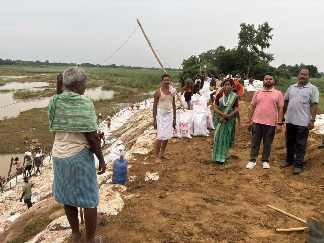 संभावित बाढ़ को लेकर तटबंधों का संयुक्त निरीक्षण
कमजोर स्थलों के सुदृढ़ीकरण में तेजी लाने का निर्देश, तटबंधों के बीच पर्याप्त मात्रा में रखा जाएगा सैंड बैग
जहानाबाद। संभावित बाढ़ की स्थिति को देखते हुए जिला प्रशासन ने तटबंधों की सुरक्षा और बाढ़ पूर्व तैयारियों को लेकर निगरानी तेज कर दी है। जिला पदाधिकारी श्रीमती छिरिङ वाई भूटिया के निर्देश पर आपदा प्रबंधन कोषांग के प्रभारी पदाधिकारी, संबंधित अंचलाधिकारी एवं बाढ़ नियंत्रण प्रमंडल के सहायक अभियंता ने संयुक्त रूप से विभिन्न तटबंधों का निरीक्षण किया।
निरीक्षण के दौरान तटबंधों की वर्तमान स्थिति, बाढ़ पूर्व तैयारियों तथा संभावित संवेदनशील स्थलों पर चल रहे सुरक्षात्मक कार्यों की समीक्षा की गई। तटबंधों के सुदृढ़ीकरण एवं आवश्यक सुरक्षात्मक कार्यों के लिए तैयार कार्ययोजना को संतोषजनक पाया गया। संबंधित कार्य भी निर्धारित गति से प्रगति पर मिले।
निरीक्षण दल ने संबंधित पदाधिकारियों एवं अभियंताओं को शेष कार्यों में और तेजी लाते हुए निर्धारित समय-सीमा के भीतर सभी कार्य पूरा कराने का निर्देश दिया। निरीक्षण के दौरान दो अन्य संभावित कमजोर स्थलों की भी पहचान की गई। इन स्थलों के तत्काल सुदृढ़ीकरण और आवश्यक सुरक्षात्मक कार्रवाई सुनिश्चित करने को कहा गया।
आपात स्थिति से निपटने के लिए तटबंधों के मध्यवर्ती उपयुक्त स्थलों पर पर्याप्त मात्रा में बालू भरे बोरे (सैंड बैग) आरक्षित रखने का निर्देश दिया गया है। आवश्यकता पड़ने पर इनका तत्काल उपयोग कर सुरक्षात्मक, राहत एवं बचाव कार्य किया जा सकेगा।
जिला पदाधिकारी ने संबंधित अधिकारियों को तटबंधों की लगातार निगरानी करने, कमजोर स्थलों पर विशेष नजर रखने तथा बाढ़ से संबंधित सभी तैयारियां पूरी रखने का निर्देश दिया है। प्रशासन का उद्देश्य संभावित बाढ़ की स्थिति में किसी भी आपात परिस्थिति से निपटने के लिए संसाधनों और व्यवस्था को पहले से तैयार रखना है।