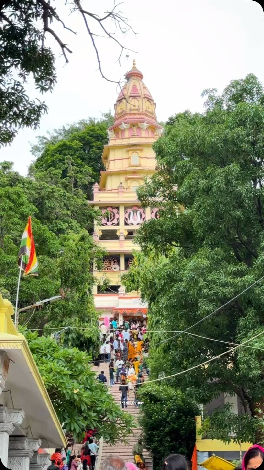 सावन सोमवार का अंतिम सोमवार की शुभकामनाएं
#somwar #bhopal_the_city_of_lakes #gufamandir #bhopal_culture #mahadev