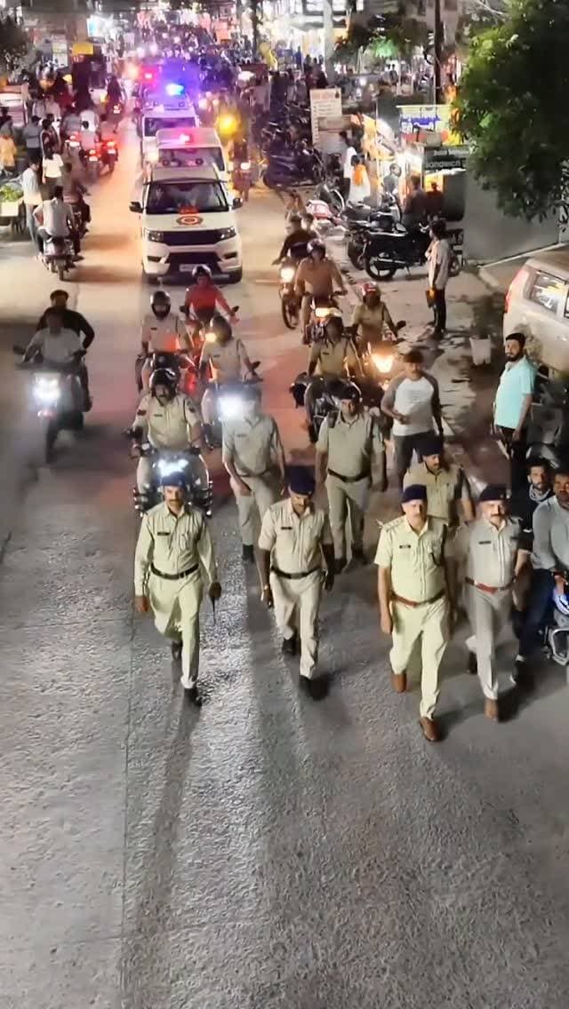 🚔 यातायात जागरूकता एवं सुरक्षा व्यवस्था
थाना भंवरकुआं पुलिस द्वारा वरिष्ठ अधिकारियों एवं थाना प्रभारी के नेतृत्व में बाइक रैली आयोजित की गई। रैली के माध्यम से आमजन को यातायात नियमों के पालन, सड़क सुरक्षा एवं सुरक्षित वाहन संचालन के प्रति जागरूक किया गया। साथ ही क्षेत्र में सुरक्षा व्यवस्था का जायजा लिया गया।
#IndorePolice #TrafficAwareness #RoadSafety
@mppolicedeptt
@mohdept
@indorepolicelive