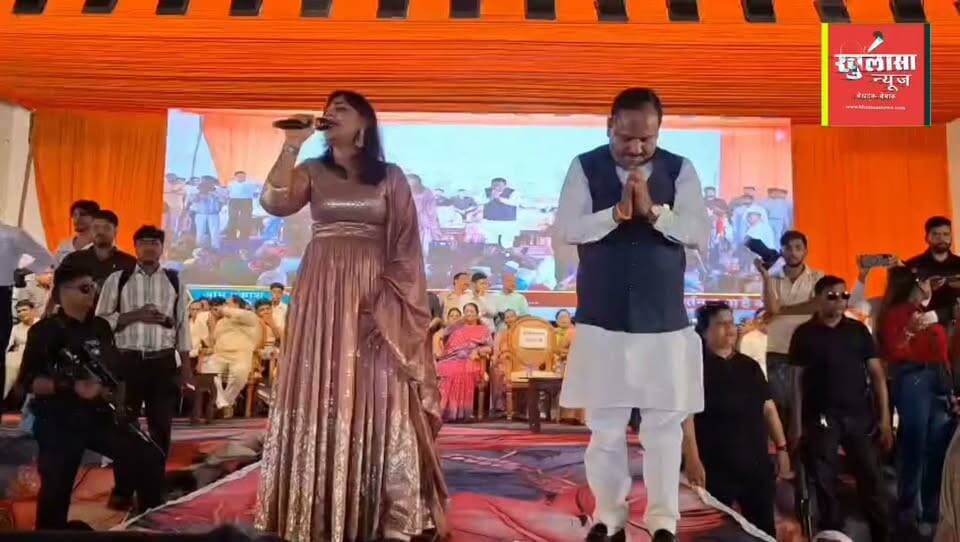 भाई-बहन मिलन(रक्षा सूत्र)समारोह में जुटी हजारों बहनें! इधर जारी था राज्यमंत्री ओमप्रकाश जमदग्नि को राखी बांधने का सिलसिला तो साथ ही अनामिका जैन "अंबर" के गीत "रामभक्त ही राज करेगा-लक्सर के सिंहासन पर" भी "समरस" हो रही थी महिलाएं! खुलासा न्यूज पर देखिए विशाल आयोजन की खबर...