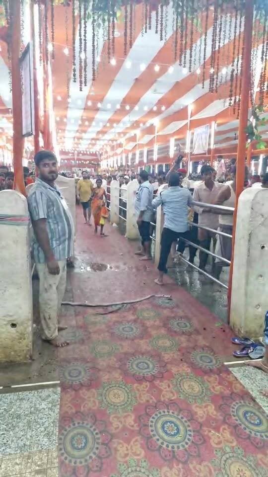 सावन की आखिरी सोमवारी में दिखी बाबा के भक्तों की अपार भीड़,आइए हम सब सभी मिलकर बोलें हर हर महादेव।