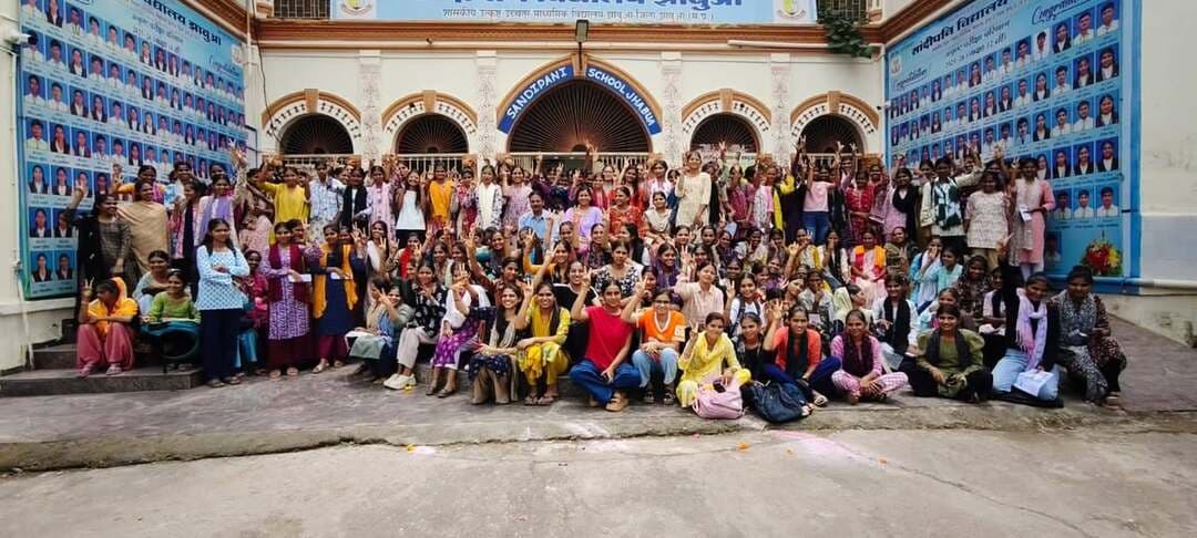 निःशुल्क कोचिंग क्लासेस सशक्त वाहिनी में प्रवेश के लिए आयोजित हुई परीक्षा, 258 बालिकाओं ने लिया भाग
मेरिट के आधार पर 50 बालिकाओं का होगा चयन, 6 माह तक मिलेगी निःशुल्क प्रतियोगी एवं शारीरिक प्रशिक्षण की सुविधा
कलेक्टर डॉ. योगेश तुकाराम भरसट के निर्देशन एवं जिला कार्यक्रम अधिकारी, महिला एवं बाल विकास विभाग झाबुआ सुश्री मोनिका बघेल के मार्गदर्शन में बेटी बचाओ-बेटी पढ़ाओ योजना अंतर्गत पुलिस भर्ती परीक्षा की तैयारी के लिए संचालित की जाने वाली निःशुल्क कोचिंग क्लासेस “सशक्त वाहिनी” में प्रवेश हेतु रविवार को सांदीपनि विद्यालय, झाबुआ में प्रवेश परीक्षा आयोजित की गई। प्रवेश परीक्षा में जिले की कुल 258 बालिकाओं ने भाग लिया।
प्रवेश परीक्षा के आधार पर तैयार की जाने वाली प्री-टेस्ट मेरिट सूची में स्थान प्राप्त करने वाली 50 बालिकाओं का चयन “सशक्त वाहिनी” निःशुल्क कोचिंग क्लासेस के लिए किया जाएगा। चयनित बालिकाओं के लिए सशक्त वाहिनी की कक्षाएं 6 माह तक संचालित की जाएंगी। इस दौरान बालिकाओं को पुलिस भर्ती सहित विभिन्न प्रतियोगी परीक्षाओं की तैयारी कराने के साथ-साथ पुलिस भर्ती के लिए आवश्यक शारीरिक दक्षता (फिजिकल) की तैयारी भी कराई जाएगी।
प्रवेश परीक्षा के पश्चात परिवहन विभाग के सहयोग से बालिकाओं के निःशुल्क पिंक ड्राइविंग लाइसेंस बनवाने की प्रक्रिया भी संपन्न कराई गई। इस पहल के माध्यम से बालिकाओं को प्रतियोगी परीक्षाओं के लिए तैयार करने के साथ ही उन्हें आत्मनिर्भर एवं सशक्त बनाने की दिशा में प्रोत्साहित किया जा रहा है।
इस दौरान सहायक संचालक महिला एवं बाल विकास विभाग श्रीमती वर्षा चौहान, परियोजना अधिकारी श्रीमती पायल पाल, विद्यालय के प्राचार्य श्री अजय कुशवाह, वरिष्ठ शिक्षक श्री योगेश गुप्ता सहित महिला एवं बाल विकास विभाग तथा परिवहन विभाग का अमला उपस्थित रहा।
Jansampark Madhya Pradesh CM Madhya Pradesh Indore Commissioner Department Of Women Child Development, Madhya Pradesh #Jhabua #JansamparkMP