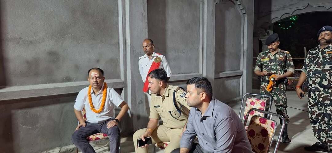 सहरसा जिले के प्रसिद्ध बाबा मटेश्वर धाम (कांठो बलवाहाट) में सावन की चौथी सोमवारी के पावन अवसर पर श्रद्धालुओं का जनसैलाब उमड़ पड़ा। शिवभक्तों की इस भारी भीड़ और उत्साह को देखते हुए सहरसा जिला प्रशासन ने सुरक्षा और विधि-व्यवस्था के बेहद पुख्ता इंतजाम किए।
श्रद्धालुओं को सुगम और सुरक्षित जलाभिषेक सुनिश्चित कराने के लिए जिलाधिकारी, श्री दीपेश कुमार और पुलिस अधीक्षक, श्री विक्रम सिहाग सहित सहरसा प्रशासन की पूरी टीम मुस्तैदी के साथ ग्राउंड पर डटी रही।
📌 व्यवस्था की मुख्य बातें:
मंदिर परिसर और आसपास के क्षेत्रों में पुलिस बल एवं मजिस्ट्रेट की भारी तैनाती की गई।
जिलाधिकारी और पुलिस अधीक्षक ने स्वयं भीड़ नियंत्रण, यातायात और सुरक्षा व्यवस्था का जायजा लिया।
शिवभक्तों को जल चढ़ाने में कोई परेशानी न हो, इसके लिए विशेष कतार प्रबंधन और दिशा-निर्देश दिए गए।
किसी भी प्रकार की अप्रिय स्थिति से निपटने के लिए प्रशासनिक पदाधिकारियों द्वारा लगातार निगरानी और गश्त की जा रही है।