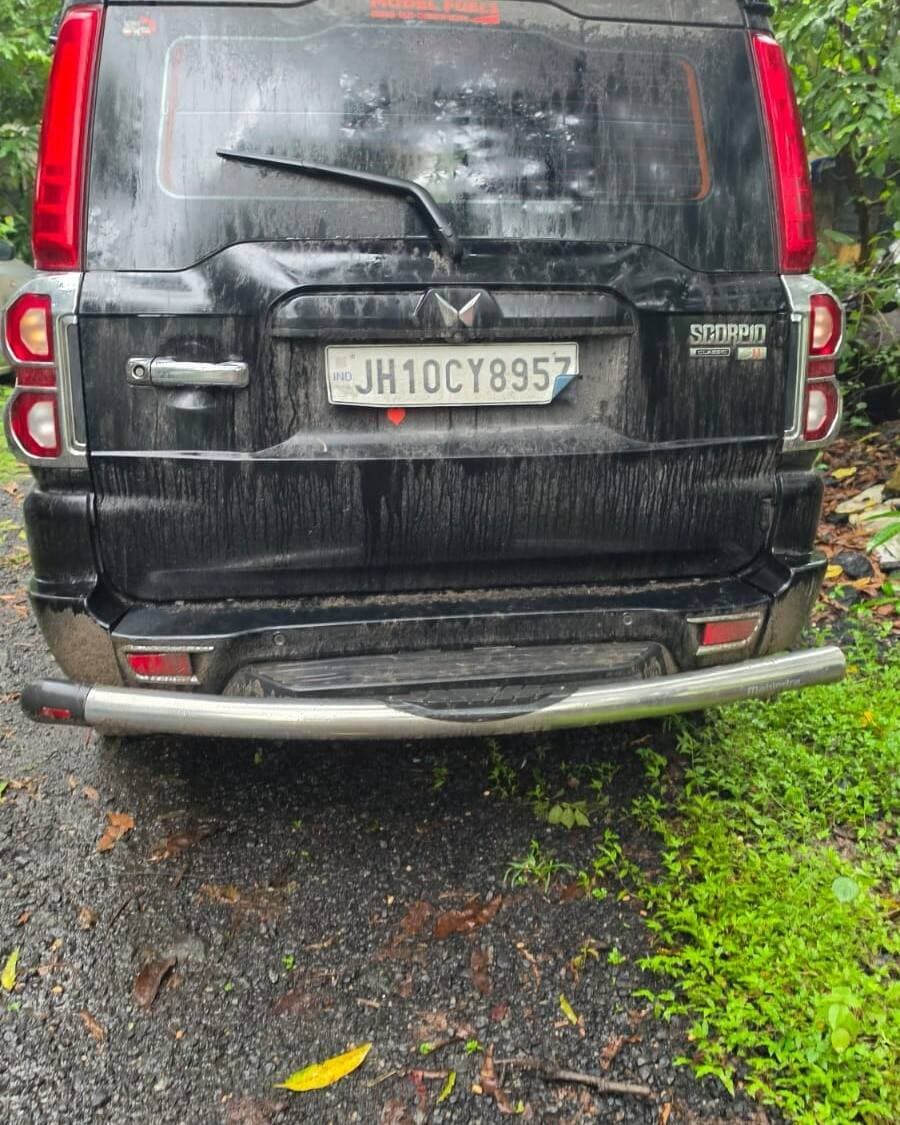 बगोदर-सरिया रोड स्थित मोबाइल टावर से मशीनों और उपकरणों की चोरी के मामले में बगोदर पुलिस ने दो युवकों को गिरफ्तार किया है। पुलिस ने आरोपियों के पास से AZNA मशीन, मोबाइल फोन, सिम कार्ड, औजार, ग्लव्स और चोरी में इस्तेमाल की जा रही स्कॉर्पियो बरामद की है।
पुलिस के अनुसार, 19 अगस्त की रात टावर से चार AZNA मशीन समेत कई उपकरण चोरी हुए थे। जांच के दौरान 23 अगस्त की रात बगोदरडीह ओवरब्रिज के पास संदिग्ध स्कॉर्पियो की तलाशी में सामान बरामद हुआ। गिरफ्तार आरोपियों की पहचान छोटू यादव और आनंद रवानी के रूप में हुई है।
पुलिस के मुताबिक, गिरोह के दो अन्य सदस्य अंधेरे का फायदा उठाकर फरार हो गए। उनकी तलाश जारी है।
#Bagodar #GiridihNews #MobileTower #TheftCase #PoliceAction #GiridihPolice