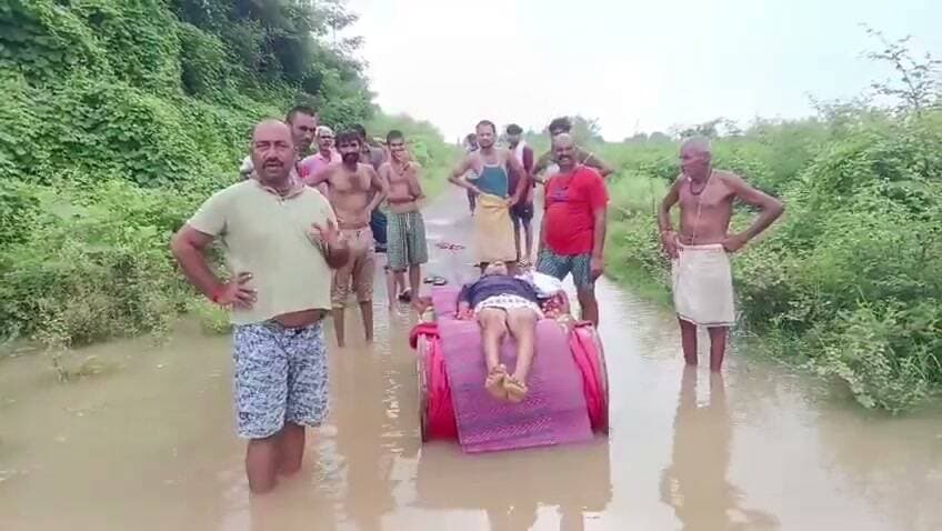 #मध्य प्रदेश के #रीवा में, #पानी भरने से #सड़क का #रास्ता कट जाने के बाद #गांव वालों को #ड्रम में #लाश ले #जाने के लिए #मजबूर होना #पड़ा। रीवा, #मध्य प्रदेश के #स्वास्थ्य_मंत्री और #डिप्टी CM #राजेंद्र शुक्ला का #गृह_जिला है।
#ViralNewsUpdate