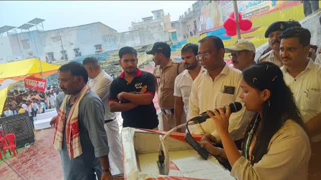 माटी के लाल और मेधावी बेटियों का सम्मान
मध्य प्रदेश की मेरिट सूची में पिछोर का नाम रोशन करने वाली बेटी स्मृति पांडे और अंजलि गुप्ता सहित हजारों बच्चों का सम्मान पिछोर की हर माँ-बाप और शिक्षक का सम्मान है। इस भव्य आयोजन की सफलता ने साबित कर दिया कि पिछोर अब विकास के पथ पर तेजी से आगे बढ़ रहा है।
#Pichhore
#PritamSinghLodhi
#PratibhaSammanSamaroh
#MadhyaPradeshEducation
#DhurandharNewsPichhore
#ShivpuriNews
#DainikBhaskar
#StudentSuccess
#EducationRevolution Highlight