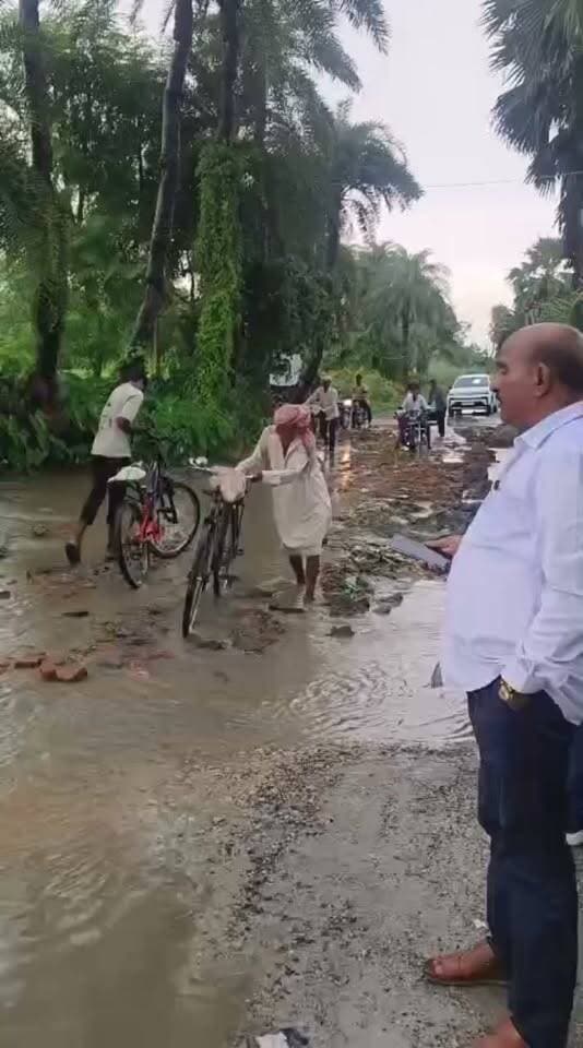 कुरी बाजार-डाडेगांव मार्ग पर गड्ढों को लेकर मचा हड़कंप, मौके पर पहुंचे PWD के अधिकारी; बारिश के बीच भरवाए गड्ढे, ग्रामीणों ने 700 मीटर आरसीसी सड़क की उठाई मांग
#कुरीबाजार #डाडेगांव #बेलघाट #गोरखपुर #PWD #लोकनिर्माणविभाग #सड़ककीबदहाली #आरसीसीसड़क #ग्रामीणोंकीमांग #सभापतिपाठक #एमकेचौधरी #गोरखपुरन्यूज