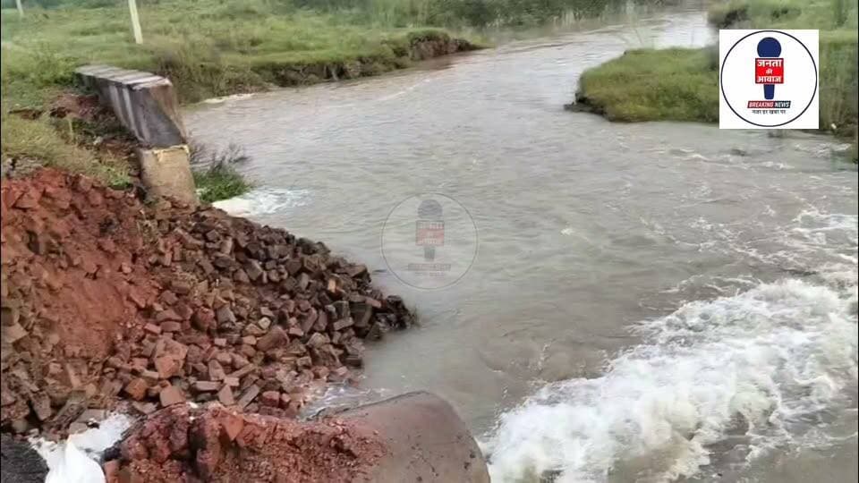 पटना के मोकामा में सड़क ढही, सिमरिया का निषाद घाट जलमग्न: बाढ़ के खौफ में जी रहे कसहा दियारा के ग्रामीण
गंगा के बढ़ते जलस्तर और कटाव ने पटना और बेगूसराय के सीमावर्ती इलाकों में तबाही मचानी शुरू कर दी है। रविवार की रात पटना जिले के मोकामा प्रखंड अंतर्गत कसहा दियारा पंचायत की मुख्य सड़क अचानक दरक कर नदी में समा गई। इस मुख्य संपर्क मार्ग के ध्वस्त होने से पटना को बेगूसराय जिले से जोड़ने वाला यातायात पूरी तरह ठप हो गया है। साथ ही, पंचायत का एक हिस्सा दूसरे हिस्से से कट गया है, जिससे हजारों ग्रामीणों का आपस में संपर्क टूट गया है और आवागमन में भारी परेशानी का सामना करना पड़ रहा है।
दूसरी ओर, गंगा के विकराल रूप के कारण बेगूसराय के प्रसिद्ध सिमरिया धाम का निषाद घाट पूरी तरह जलमग्न हो चुका है। घाट पर नाव चलाकर और छोटी-मोटी दुकानें लगाकर गुजर-बसर करने वाले सैकड़ों निषाद परिवारों की आजीविका पर गहरा संकट आ खड़ा हुआ है।
तटीय इलाकों में स्थिति दिन-ब-दिन गंभीर होती जा रही है। स्थानीय निवासियों का दर्द और डर अब छलकने लगा है:
सैली देवी: "हर साल जलस्तर बढ़ते ही हमारे दिल की धड़कनें बढ़ जाती हैं। सड़क टूटने से हम बिल्कुल अलग-थलग पड़ गए हैं।"
दिवाकर निषाद: "घाट डूबने से काम-धंधा ठप हो गया है। अब समझ नहीं आ रहा कि परिवार का पालन-पोषण कैसे करें।"
भूजल निषाद: "यह हर साल की कहानी बन चुकी है। हम सभी ग्रामीण लगातार इस डर और भय के साए में जी रहे हैं कि कब नदी का पानी हमारे घरों में घुस जाएगा।"
कटान और बाढ़ की इस दोहरी मार से ग्रामीणों में प्रशासन के प्रति गहरा असंतोष है। लोगों का कहना है कि हर साल कटावरोधी कार्य के नाम पर खानापूर्ति की जाती है, जिसका खामियाजा आम जनता को भुगतना पड़ता है। प्रभावित क्षेत्रों में तुरंत राहत कार्य शुरू करने और वैकल्पिक रास्ते की व्यवस्था करने की मांग तेज हो गई है।
#Mokama