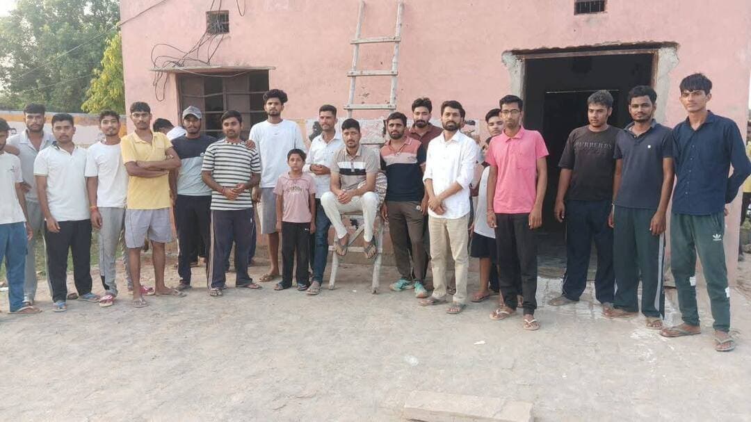 *युवा भामाशाह सुरेन्द्र बेनीवाल सूरतपुरा ने खिलाड़ियों के लिए किया वाटर कूलर भेंट*
सूरतपुरा 23 अगस्त रविवार
सूरतपुरा के शहीद भगत सिंह खेल स्टेडियम में पिछले कई वर्षों से खेल रहे खिलाड़ियों ओर भर्ती की तैयारी करने वाले युवाओं के लिए युवा भामाशाह व्यवसाई सुरेन्द्र बेनीवाल सूरतपुरा ने पेयजल की व्यवस्था के लिए वाटर कूलर भेंट किया है । गौरतलब है कि बीती 15 अगस्त को युवाओं ने ग्राउंड में पीने के पानी की व्यवस्था करने ओर खेल मैदान में ट्रैक निर्माण की मांग रखी थी । गांव के युवा भामाशाह व्यवसाई सुरेन्द्र बेनीवाल सूरतपुरा ने खिलाड़ियों ओर युवाओं की मांग ध्यान में रखते हुए जल्द दोनों काम पूरा करने का वादा किया । रविवार को खेल मैदान के नजदीक बने भवन में वाटर कूलर स्थापित करवा दिया इस मौके सुरेन्द्र बेनीवाल सूरतपुरा के छोटे भाई अनिल बेनीवाल ने वाटर कूलर का शुभारंभ किया । खेल मैदान में ट्रैक निर्माण का कार्य भी लगातार प्रगति पर है इस दौरान उपस्थित गांव के युवाओं खिलाड़ियों ने भामाशाह सुरेन्द्र बेनीवाल सूरतपुरा का आभार व्यक्त करते हुए उनके किए सहयोग के लिए धन्यवाद ज्ञापित किया । इस मौके पर भामाशाह सुरेन्द्र बेनीवाल ने संदेश देते हुए कहा कि गांव के जो युवा भर्तियों की तैयारी करते हैं, खेल मैदान में किसी भी प्रकार के खेल टीम में भाग लेते हैं उनके लिए वो हमेशा तैयार मिलेंगे । बेहतर खेल मैदान से युवाओं को बेहतरीन मंच मिलेगा वो अपने आपको साबित कर पाएंगे और आने वाली भर्तियों में नौकरी लगेगे । खेल मैदान के निर्माण से युवा खेल के क्षेत्र में आगे बढ़ेंगे नशे से दूर रहेंगे और स्वस्थ मन ओर तन से गांव के विकास ओर समाज में अपना सकारात्मक योगदान देंगे ।