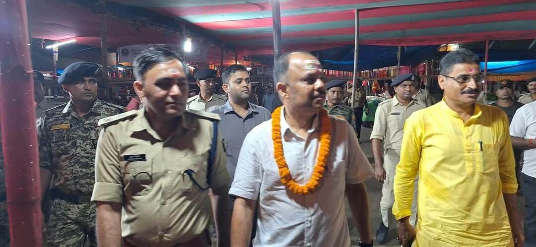 सहरसा जिले के प्रसिद्ध बाबा मटेश्वर धाम (कांठो बलवाहाट) में सावन की चौथी सोमवारी के पावन अवसर पर श्रद्धालुओं का जनसैलाब उमड़ पड़ा। शिवभक्तों की इस भारी भीड़ और उत्साह को देखते हुए सहरसा जिला प्रशासन ने सुरक्षा और विधि-व्यवस्था के बेहद पुख्ता इंतजाम किए।
श्रद्धालुओं को सुगम और सुरक्षित जलाभिषेक सुनिश्चित कराने के लिए जिलाधिकारी, श्री दीपेश कुमार और पुलिस अधीक्षक, श्री विक्रम सिहाग सहित सहरसा प्रशासन की पूरी टीम मुस्तैदी के साथ ग्राउंड पर डटी रही।
📌 व्यवस्था की मुख्य बातें:
मंदिर परिसर और आसपास के क्षेत्रों में पुलिस बल एवं मजिस्ट्रेट की भारी तैनाती की गई।
जिलाधिकारी और पुलिस अधीक्षक ने स्वयं भीड़ नियंत्रण, यातायात और सुरक्षा व्यवस्था का जायजा लिया।
शिवभक्तों को जल चढ़ाने में कोई परेशानी न हो, इसके लिए विशेष कतार प्रबंधन और दिशा-निर्देश दिए गए।
किसी भी प्रकार की अप्रिय स्थिति से निपटने के लिए प्रशासनिक पदाधिकारियों द्वारा लगातार निगरानी और गश्त की जा रही है।