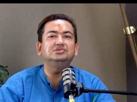 महंगाई नियंत्रण में सरकार फेल--राजद नेता नवनीत कुमार झा
सरकार को एथेनॉल और चीनी का संतुलन करने की दिशा में कदम उठाना चाहिए-- राजद नेता नवनीत
चीनी के दामों में वृद्धि पर नाराज हैं राष्ट्रीय जनता दल की पूर्व विधानसभा प्रत्याशी नवनीत कुमार झा
*भारतवर्ष लाइव*/शिवहर---- राष्ट्रीय जनता दल के युवा नेता नवनीत कुमार झा ने कहा है कि सरकार को एथेनॉल और चीनी का संतुलन बनाए रखने को लेकर शीघ्र कदम उठाना चाहिए ताकि आम जनता का दोहन न हो सके।
उन्होंने कहा कि महंगाई चरम पर है ।सरकार को महंगाई से कोई लेना-देना नहीं है। सरकार को महंगाई पर नियंत्रण नहीं है। चीनी जैसे पदार्थ के दाम बढ़ने से अन्य वस्तुओं के दामों पर प्रभाव पड़ेगा।
शिवहर विधानसभा के पूर्व प्रत्याशी नवनीत झा ने कहा है कि पेट्रोल में 20% एथेनॉल मिश्रण ऊर्जा आत्मनिर्भरता और किसानो की आय बढ़ाने की दिशा में एक और अहम कदम है लेकिन इसके कारण घरेलू बाजारों में चीनी की किल्लत और कीमत में बढ़ोतरी नहीं होनी चाहिए। चीनी के दाम बढ़ने से आम जनता के साथ-साथ कारोबार हो गई है महंगी।
श्री झा ने कहां है कि इन पहलुओं को ध्यान रखना बहुत जरूरी है ।सरकार को एथेनॉल उत्पादन और चीनी की घरेलू मांगों में सटीक संतुलन बनाना चाहिए।
राजद के वरिष्ठ नेता व सुप्रीम कोर्ट के अधिवक्ता नवनीत कुमार झा ने कहा है कि बाजार में चीनी के स्टॉक पर आपूर्ति की नियमित निगरानी होनी चाहिए ताकि कमी होने पर समय रहते आयात जैसे कदम उठाए जा सके। सरकार को ऐसी नीति बनाना चाहिए जिससे किसानों को लाभ, चीनी मिलों की स्थिरता और आम उपभोक्ताओं को उचित दाम पर चीनी मिल सके।
