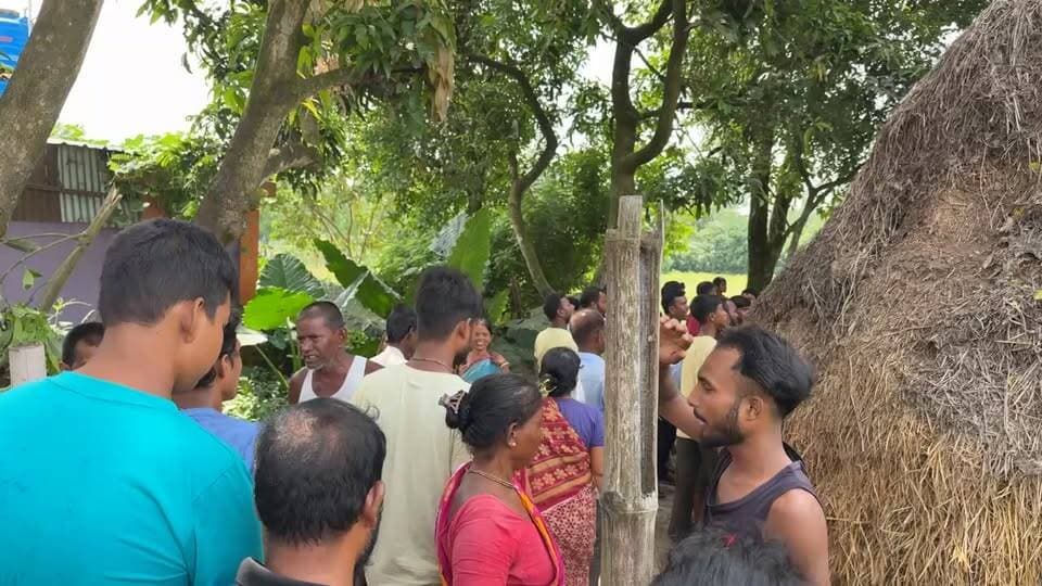 চাকরি দেওয়ার নাম করে মানুষদের কাছ থেকে কোটি কোটি টাকা আত্মসাতে চেষ্টার অভিযোগে গ্রামবাসীরা বিক্ষোপের শামিল হল।