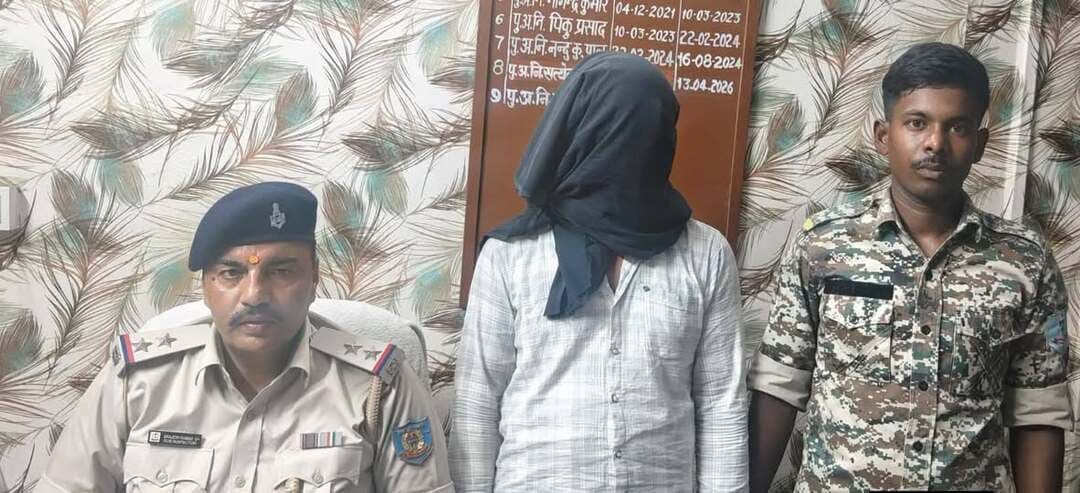 राखी का पति गिरफ्तार
गिरिडीह के धनवार थाना क्षेत्र के खेशरंभा गांव में नवविवाहिता राखी कुमारी की संदिग्ध मौT के मामले में पुलिस ने उसके पति बबलू यादव को गिरफ्तार कर लिया है। मायके वालों ने ससुराल पक्ष पर गला दबाकर Hatya का आरोप लगाते हुए पति समेत सात लोगों की गिरफ्तारी की मांग की थी।
21 अगस्त को परिजनों ने धनवार थाना गेट के पास खोरीमहुआ-सरिया मुख्य मार्ग को करीब तीन घंटे तक जाम रखा था। उसी दिन राखी की सास मुद्रिका देवी को भी गिरफ्तार किया गया था। एसडीपीओ अमरेंद्र कुमार के 48 घंटे में अन्य आरोपियों की गिरफ्तारी के आश्वासन के बाद जाम हटाया गया था। मामले में पुलिस जांच जारी है।
#apnagiridihnews #GiridihNews #JharkhandNews #beti #हत्या