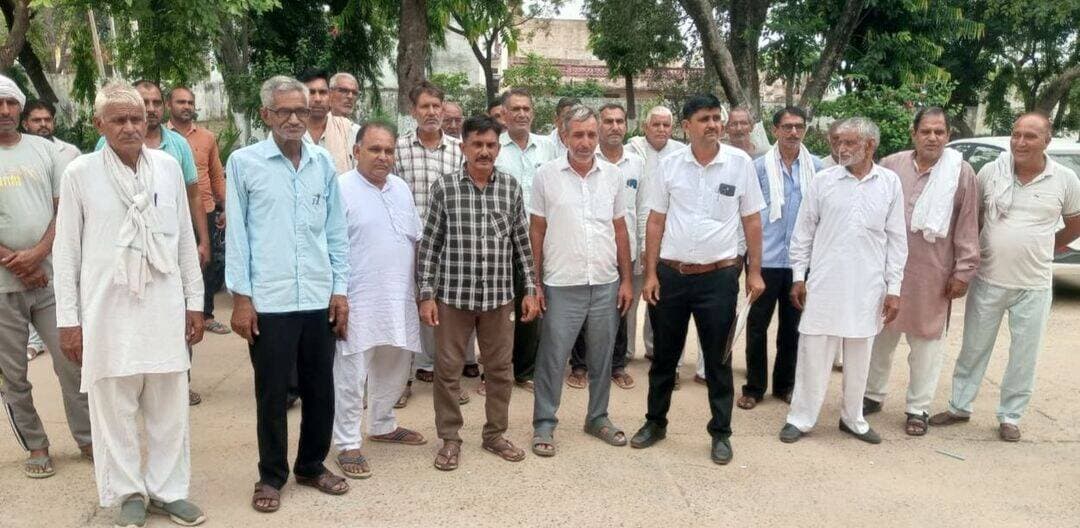 बाढ़डा:- गांव निमड़-बडेसरा के ग्रामीणों में रोष, नितिश पटवारी को बदलने की मांग को लेकर सौंपा ज्ञापन