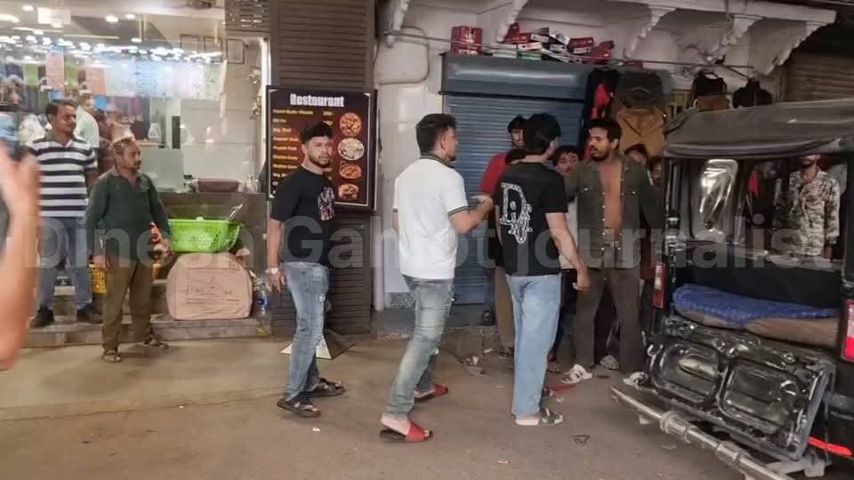 दिल्ली गेट पर ऑटो चालक और जायरीन में मारपीट, वीडियो सोशल मीडिया पर हो रहा वायरल! #RajasthanNews #LatestNews #ajmer