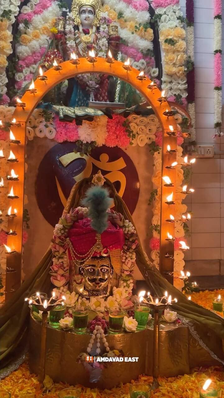 A 50+ year-old Mahadev temple in Amdavad’s Manek Chowk.
Pipleshwar Mahadev is known for its unique Shravan tradition and 30+ years of devotion.
(Pipleshwar Mahadev, Manek Chowk, Amdavad, Mahadev Temple, Shravan, Gujarat)
#PipleshwarMahadev #ManekChowk #Amdavad #Mahadev #Shravan