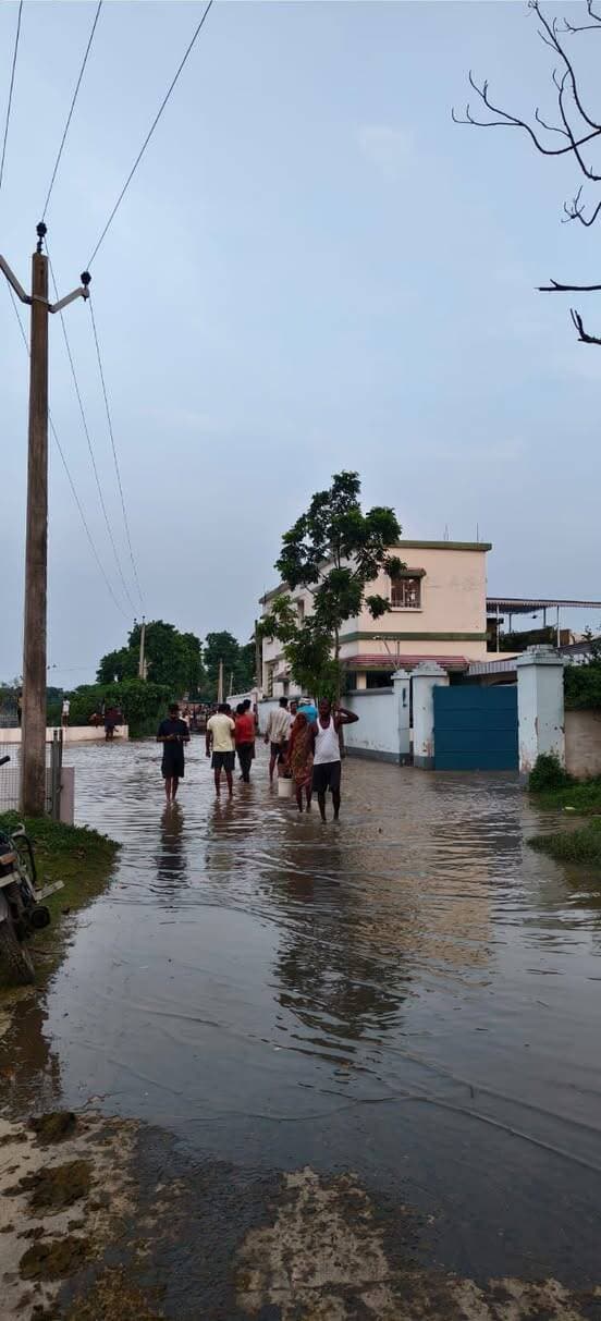 बिहार के ऊर्जा मंत्री के घर में घुसा पानी, टूटा तटबंध; 70-80 मीटर तक कटाव.......see more