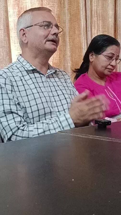 आईआईएम धौलाकुआं में छात्र की संदिग्ध मौत
प्रेस कॉन्फ्रेंस में ही फूट फूट कर मां बाप और बताई ये बात:; और ज्ञान सिंह चौहान ने ये कहा....