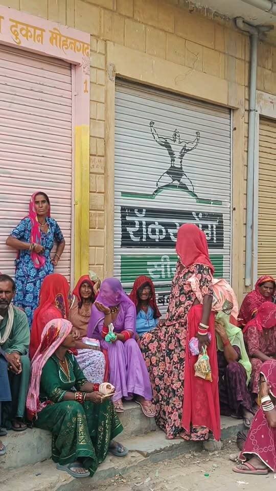 मोहनगढ़ उचित मूल्य की दुकान 1 पर राशन लेने के लिए लोगों की लगी भीड़ सुबह से कर रहे हैं इंतजार....
#jaisalmer #barmer #Bikaner