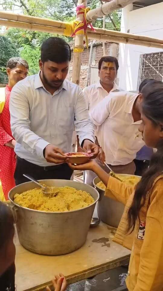 आज चतुर्थ एवं अंतिम सोमवारी के अवसर पर अनुमण्डल पदाधिकारी पुपरी द्वारा पुपरी के नागेश्वर स्थान मंदिर के विधि व्यवस्था,नियंत्रण कक्ष का निरीक्षण किया गया एवं महा प्रसाद का वितरण किया गया