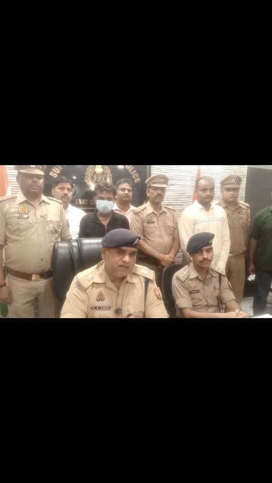 दो अवैध .32 बोर पिस्टल व अतिरिक्त मैगजीन के साथ आरोपी गिरफ्तार
कोतवाली खलीलाबाद पुलिस और एसओजी की संयुक्त कार्रवाई, मोबाइल फोन व नकदी भी बरामद
संतकबीरनगर। पुलिस अधीक्षक संतकबीरनगर संदीप कुमार मीना के निर्देशन, अपर पुलिस अधीक्षक सुनील कुमार सिंह के मार्गदर्शन तथा क्षेत्राधिकारी खलीलाबाद प्रियम राजेश्वर पाण्डेय के पर्यवेक्षण में अवैध शस्त्रों के विरुद्ध चलाए जा रहे अभियान के तहत कोतवाली खलीलाबाद पुलिस एवं एसओजी की संयुक्त टीम ने एक आरोपी को अवैध असलहों के साथ गिरफ्तार किया है।पुलिस के अनुसार, 22 अगस्त 2026 को प्रभारी निरीक्षक कोतवाली खलीलाबाद उपप्रकाश दुबे एवं एसओजी प्रभारी रजनीश राय की संयुक्त टीम ने मुखबिर की सूचना पर कार्रवाई करते हुए एनएच-28 स्टेशन तिराहा के पास से आरोपी चन्द्रप्रकाश सिंह उर्फ चन्दन सिंह पुत्र प्रेमसागर सिंह, निवासी ग्राम बढ़या ठाठर, थाना मेहदावल, जनपद संतकबीरनगर को गिरफ्तार किया।तलाशी के दौरान आरोपी के कब्जे से दो अवैध .32 बोर पिस्टल मय मैगजीन, दो अतिरिक्त मैगजीन, एक मोबाइल फोन, एक पीठू बैग, कपड़े तथा 500 रुपये नकद बरामद किए गए।पुलिस पूछताछ में आरोपी ने बरामद दोनों अवैध पिस्टल व मैगजीन के संबंध में जानकारी दी। पुलिस ने बरामदगी के आधार पर कोतवाली खलीलाबाद में मु0अ0सं0 783/2026, धारा 3/25 आर्म्स एक्ट के तहत मुकदमा दर्ज कर आवश्यक विधिक कार्रवाई शुरू कर दी है।
पुलिस का कहना है कि अवैध हथियारों की तस्करी एवं अपराधों पर प्रभावी अंकुश लगाने के लिए अभियान लगातार जारी रहेगा।गिरफ्तारी करने वाली टीम में प्रभारी निरीक्षक उपप्रकाश दुबे, निरीक्षक अपराध वीरेन्द्र यादव, उ0नि0 प्रभात राय, उ0नि0 विनोद कुमार यादव सहित कोतवाली खलीलाबाद पुलिस के अन्य कर्मचारी तथा एसओजी प्रभारी रजनीश राय, हेड कांस्टेबल अनूप राय, अभिषेक सिंह, सर्वेश मिश्रा, दीपक सिंह एवं अन्य पुलिसकर्मी शामिल रहे। #upp
