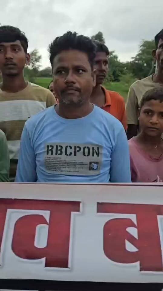 अजरायलखेड़ा में ग्रामीणों ने किया चुनाव बहिष्कार का ऐलान, बोले- “रोड नहीं तो वोट नहीं”
हरदोई। जिले के अजरायलखेड़ा गांव में बदहाल सड़क की समस्या से परेशान ग्रामीणों का आक्रोश सड़क पर उतर आया। ग्रामीणों ने प्रदर्शन करते हुए चुनाव बहिष्कार का ऐलान किया और “रोड नहीं तो वोट नहीं” के नारे लगाए।
प्रदर्शन में बच्चे, बुजुर्ग और बड़ी संख्या में ग्रामीण शामिल रहे। ग्रामीणों का आरोप है कि गांव की सड़क लंबे समय से बदहाल है, जिसके चलते आवागमन में भारी परेशानी का सामना करना पड़ रहा है। बारिश के दौरान स्थिति और भी खराब हो जाती है।
ग्रामीणों ने कहा कि सड़क निर्माण और समस्या के समाधान को लेकर कई बार शिकायतें की गईं, लेकिन इसके बावजूद जिम्मेदार अधिकारियों और जनप्रतिनिधियों की ओर से समस्या का स्थायी समाधान नहीं कराया गया। इससे ग्रामीणों में नाराजगी बढ़ती जा रही है।
प्रदर्शनकारियों ने जनप्रतिनिधियों और प्रशासन के खिलाफ नाराजगी जताते हुए कहा कि यदि सड़क की समस्या का समाधान नहीं हुआ तो आगामी चुनाव में वे मतदान का बहिष्कार करेंगे। ग्रामीणों ने प्रशासन से जल्द से जल्द सड़क की बदहाली दूर कराने की मांग की है।