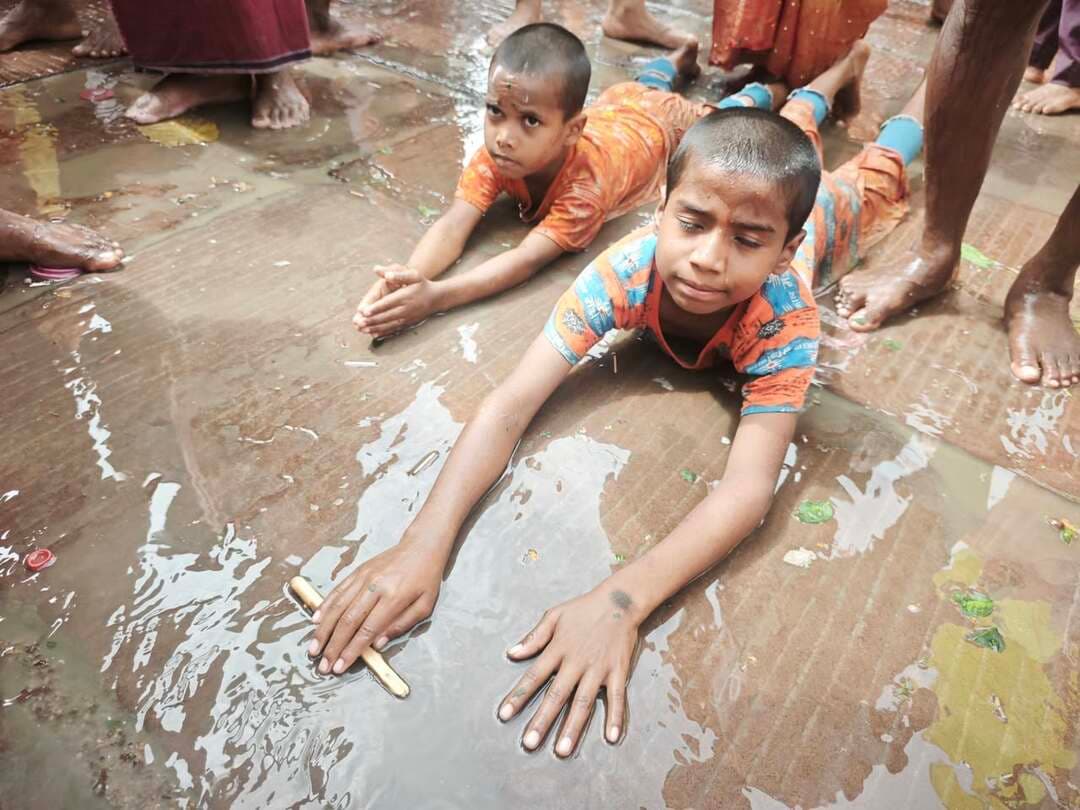 सावन की पावन सोमवारी पर भक्ति और आस्था का अद्भुत संगम देखने को मिला। गिरिडीह के तीसरी प्रखंड के दो नन्हे कांवरिया श्याम और बलराम ने सुल्तानगंज से दंडवत यात्रा शुरू कर बाबा बैद्यनाथ धाम पहुंचकर अपनी अटूट श्रद्धा का परिचय दिया।हर हर महादेव! 🔱🙏 🚩 #babadham #deoghar #babamandir #aastha #sawansomvari
