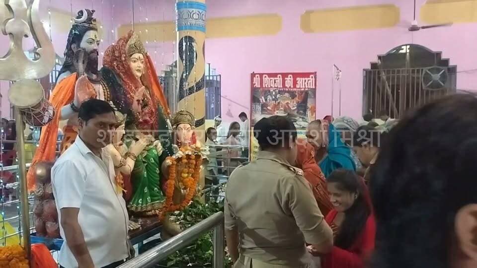 सावन के आखिरी सोमवार पर शिवालयों में उमड़ा आस्था का सैलाब, हर-हर महादेव से गूंजे मंदिर
शाहजहांपुर। सावन के आखिरी सोमवार को जिलेभर के शिव मंदिरों में श्रद्धालुओं की भारी भीड़ उमड़ पड़ी। सुबह करीब पांच बजे से ही श्रद्धालु मंदिरों में पहुंचने लगे और कतारों में लगकर भगवान शिव का जलाभिषेक किया। बाबा विश्वनाथ मंदिर, बाबा बरखंडी नाथ मंदिर, त्रिलोकी नाथ मंदिर समेत तमाम शिवालयों में भक्तों की लंबी कतारें लगी रहीं। श्रद्धालुओं ने भगवान शिव को जल, दूध, बेलपत्र और पुष्प अर्पित कर पूजा-अर्चना की और परिवार की सुख-समृद्धि की कामना की। भीड़ को देखते हुए मंदिरों के आसपास सुरक्षा के कड़े इंतजाम किए गए। पुलिस बल तैनात रहा और श्रद्धालुओं को व्यवस्थित तरीके से मंदिर में प्रवेश कराया गया। भीड़भाड़ वाले स्थानों पर पुलिसकर्मियों ने लगातार निगरानी रखी, ताकि किसी तरह की अव्यवस्था न हो। सावन के अंतिम सोमवार पर पूरे क्षेत्र में भक्तिमय माहौल बना रहा और मंदिर परिसर हर-हर महादेव के जयघोष से गूंजते रहे।