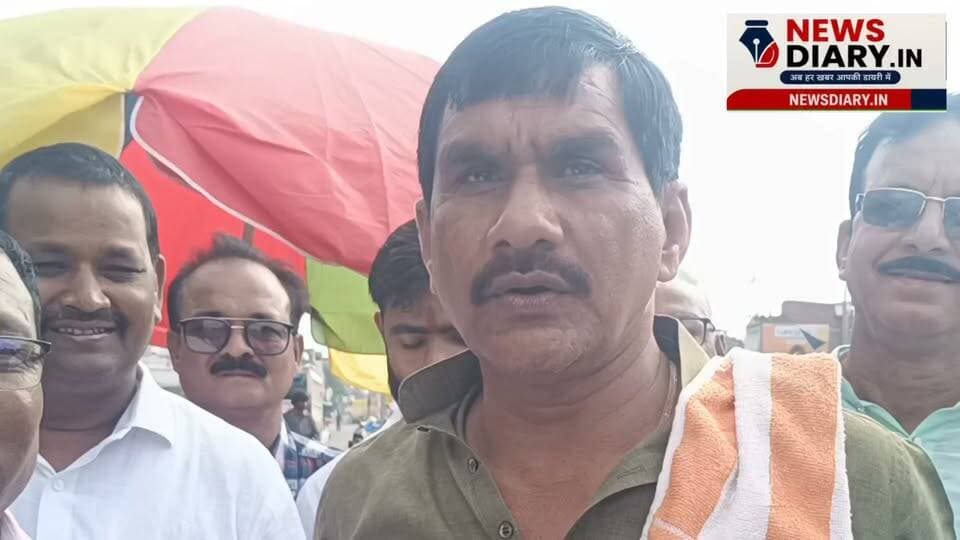 सावन की चौथी और अंतिम सोमवारी पर सोमवार को झुमरी तिलैया के झरनाकुंड में आस्था का सैलाब उमड़ पड़ा। उत्तरवाहिनी नदी से पवित्र जल लेकर हजारों शिवभक्तों ने करीब 14 किलोमीटर की कांवर पदयात्रा की। जंगल के रास्ते एनएच रांची-पटना रोड होते हुए श्रद्धालु कोडरमा स्थित ध्वजाधारी धाम पहुंचे और 777 सीढ़ियां चढ़कर पहाड़ की चोटी पर विराजमान भगवान भोलेनाथ का जलाभिषेक किया।