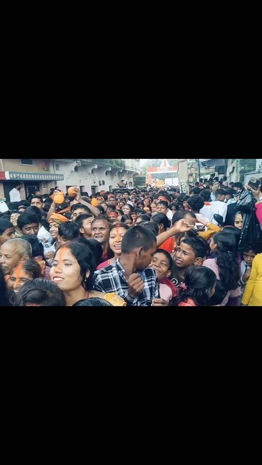अंतिम सोमवारी पर झरनाकुंड में उमड़ा आस्था का सैलाब
कोडरमा। सावन की चौथी और अंतिम सोमवारी पर झुमरी तिलैया के झरनाकुंड में आस्था का सैलाब उमड़ पड़ा। उत्तरवाहिनी नदी से पवित्र जल लेकर हजारों शिवभक्तों ने करीब 14 किलोमीटर की कांवर पदयात्रा की और ध्वजाधारी धाम पहुंचकर 777 सीढ़ियां चढ़कर भगवान भोलेनाथ का जलाभिषेक किया। इस दौरान बोल बम के जयघोष से पूरा क्षेत्र भक्तिमय रहा।
श्री राम संकीर्तन मंडल द्वारा पिछले 26 वर्षों से आयोजित इस पदयात्रा को लेकर प्रशासन ने 43 स्थानों पर दंडाधिकारी और पुलिस बल की तैनाती की थी। यात्रा मार्ग में श्रद्धालुओं के लिए विभिन्न सेवा शिविर लगाए गए। राजद नेता सुभास यादव की ओर से भी नींबू पानी, शर्बत और फलाहार की व्यवस्था की गई।
