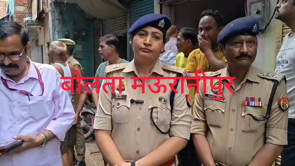 झांसी कोतवाली क्षेत्र अंतर्गत चूड़ी वाली गली में तड़के मकान भरभरा कर जमीदोज हो गया जिसमें मकान में मौजूद पति पत्नी दोनों मलबे में दब गए