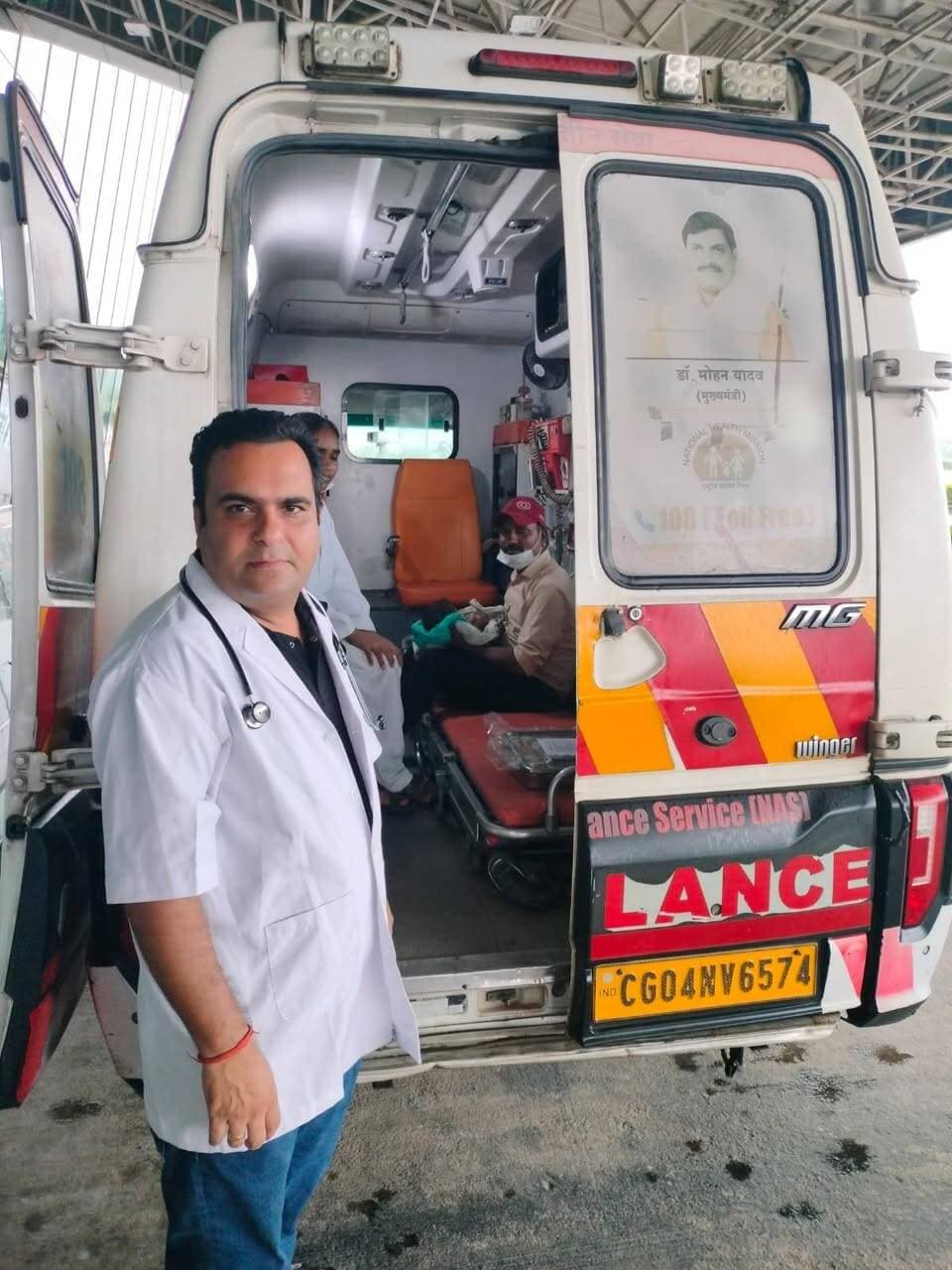 छतरपुर जिले में स्वास्थ्य विभाग की त्वरित कार्रवाई के चलते जन्मजात विकृति से पीड़ित एक नवजात को बेहतर इलाज के लिए पीएम श्री एयर एंबुलेंस योजना का लाभ मिला। कलेक्टर मृणाल मीना के निर्देशन में नवजात को एयर एंबुलेंस के जरिए मेडिकल कॉलेज जबलपुर भेजा गया है।
दरअसल, लवकुशनगर के सिविल अस्पताल में नीता अहिरवार के प्रसव के बाद नवजात शिशु में जन्मजात विकृति पाई गई। नवजात के चार हाथ और चार पैर होने की जानकारी मिलते ही स्वास्थ्य विभाग ने तत्काल कार्रवाई शुरू की।नवजात को जिला अस्पताल छतरपुर लाया गया, जहां एसएनसीयू प्रभारी डॉ. नीरज द्विवेदी ने प्राथमिक उपचार और आवश्यक चिकित्सकीय देखभाल की।
विशेषज्ञ चिकित्सकों से परामर्श के बाद नवजात को उच्च स्तरीय उपचार के लिए नेताजी सुभाष चंद्र बोस मेडिकल कॉलेज, जबलपुर भेजने का निर्णय लिया गया।
सीएमएचओ डॉ. आर.पी. गुप्ता ने प्रकरण को संज्ञान में लेते हुए कलेक्टर मृणाल मीना की स्वीकृति के बाद पीएम श्री एयर एंबुलेंस योजना के तहत नवजात को जबलपुर रेफर कराया।नवजात को पहले 108 एंबुलेंस से खजुराहो एयरपोर्ट पहुंचाया गया। यहां एसएनसीयू प्रभारी डॉ. नीरज द्विवेदी और नर्सिंग ऑफिसर शिवानी चौधरी ने नवजात को एयर एंबुलेंस की मेडिकल टीम को सुरक्षित रूप से सौंपा। इसके बाद नवजात को एयर एंबुलेंस के जरिए जबलपुर भेजा गया।
स्वास्थ्य विभाग के मुताबिक, जिले में अब तक पीएम श्री एयर एंबुलेंस योजना के तहत 15 मरीजों को उच्च चिकित्सा केंद्रों में रेफर किया जा चुका है। इनमें से 14 मरीज उपचार के बाद स्वस्थ होकर वापस लौट चुके हैं। योजना के जरिए गंभीर मरीजों को समय पर बेहतर और उच्च स्तरीय चिकित्सा सुविधा उपलब्ध कराने में मदद मिल रही है।