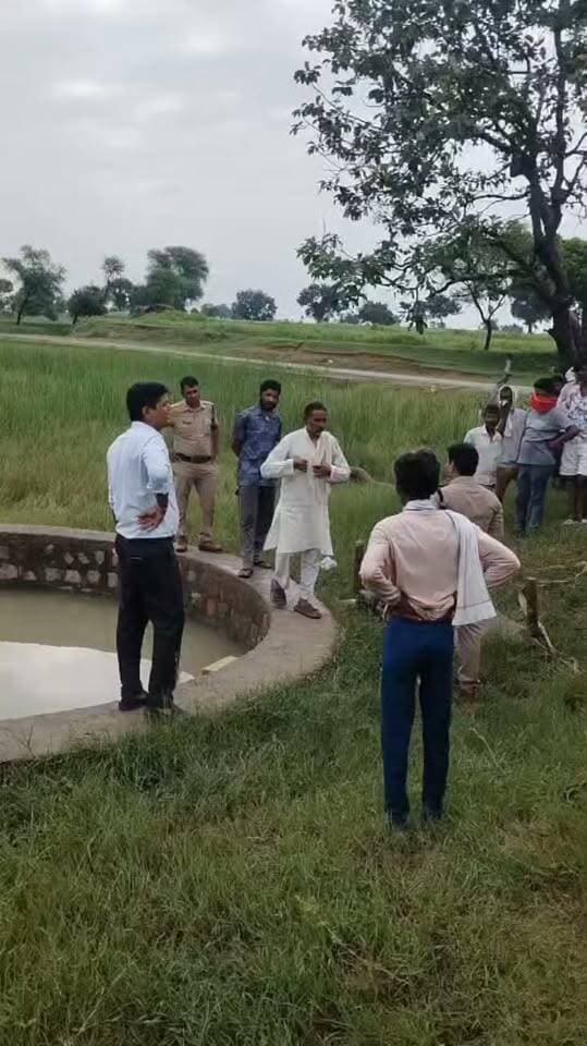 ब्रेकिंग न्यूज़
छतरपुर
कुँए में मिला शव
2 बच्चो के अपहरण कर्ता बालकेश सिंग के शव होने की आशंका
पुलिस बल मौके पर
कुँए से निकाला जा रहा शव
कपड़ो के आधार पर पुलिस का कहना बालकेश का ही हो सकता है शव
कल कुँए में अपहृत दोनो बच्चो का भी मिला था शव
लवकुशनगर थाना क्षेत्र के बम्होरी पुरवा की घटना
हिमांशु अग्रवाल
छतरपुर
