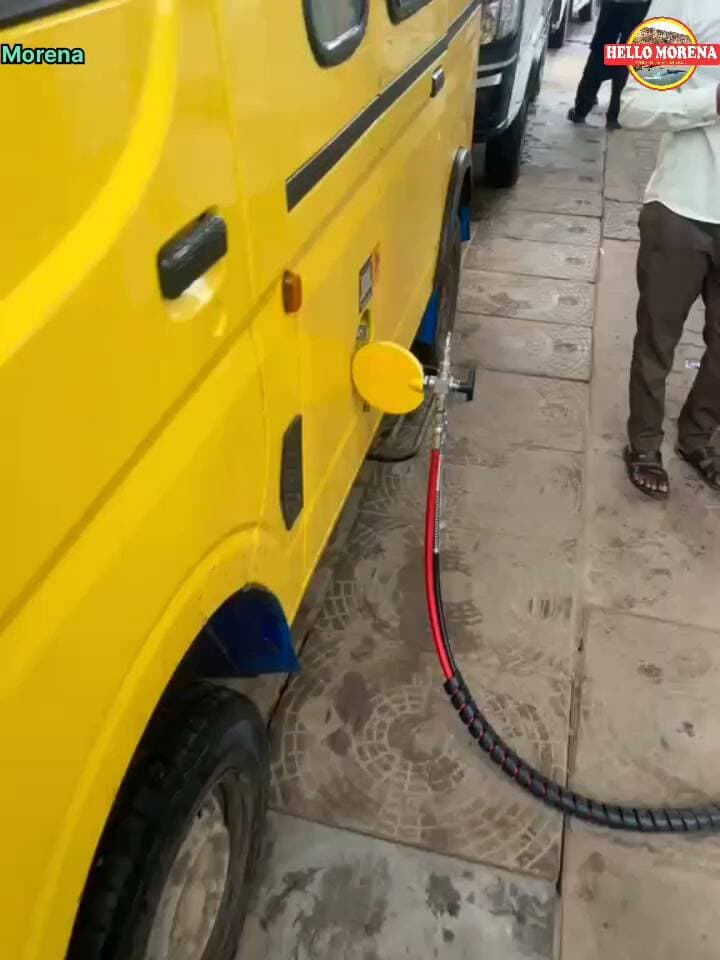 पुलिस पेट्रोल पंप पर कार सवार ने उठाया सवाल, पूछा, जब तक रजिस्ट्रेशन नहीं, तब तक कैसा स्कूल वाहन👇
बता दें कि बिना नंबर प्लेट वाले वाहनों को सीएनजी, पेट्रोल, डीजल देने पर अधिकारियों ने रोक लगा रखी है। युवक ने पूछा कि जब तक रजिस्ट्रेशन नहीं है, तब तक इसे स्कूल वाहन कैसे माना जा सकता है। बल्कि बिना दस्तावेज कंप्लीट हुए तो किसी वाहन में स्कूल के बच्चों को बिठाया भी नहीं जाना चाहिए।