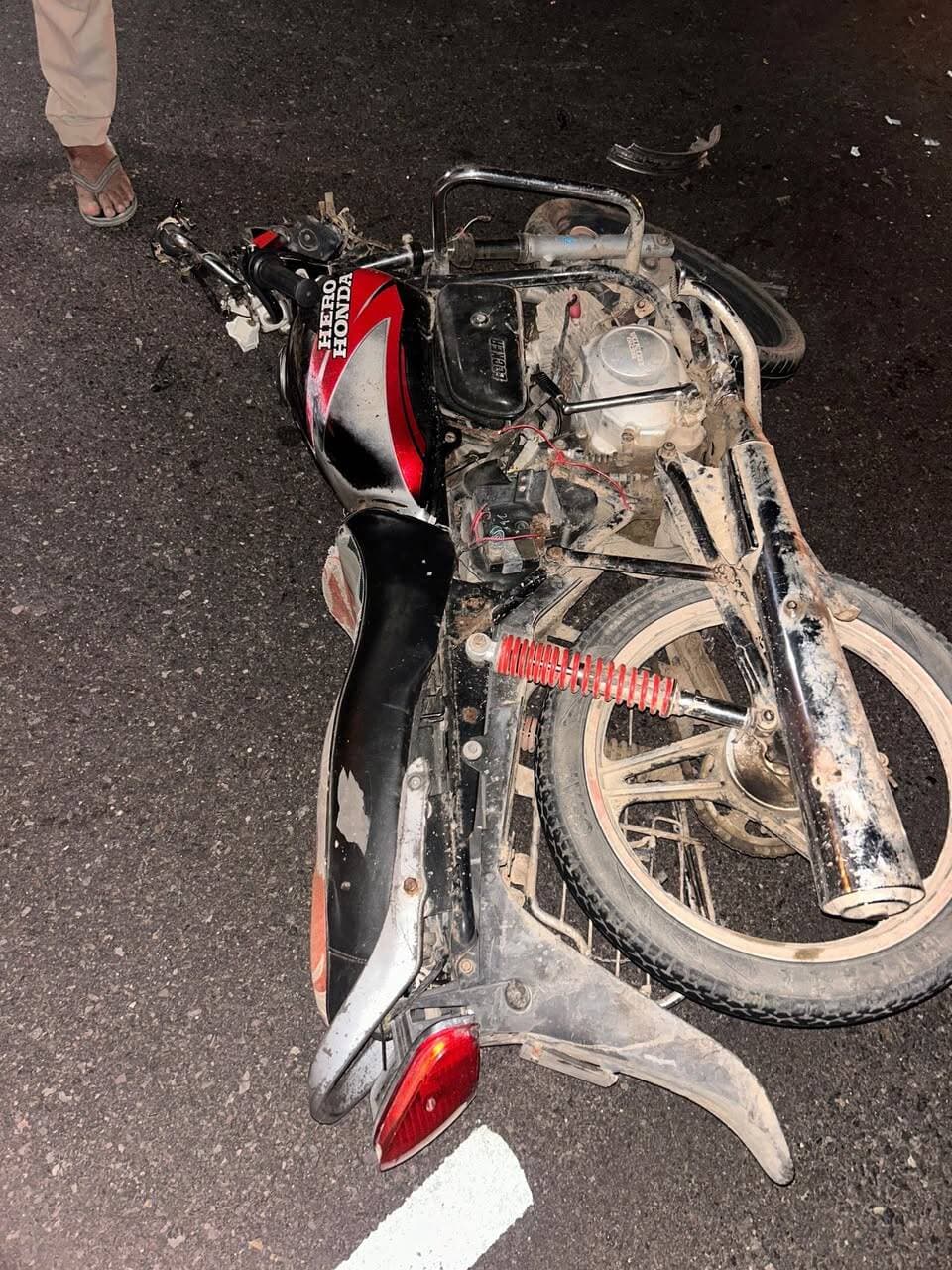 बालोतरा जिले पुलिस थाना गुड़ामालानी के गांधव पुलिया पर अज्ञात ट्रेलर की टक्कर से मोटरसाईकिल सवार की मौके पर ही मौ*त,ग्रामीणों की सूचना के बाद घटना स्थल पर पहुंची पुलिस श*व को लिया कब्जे में।
Balotra Police