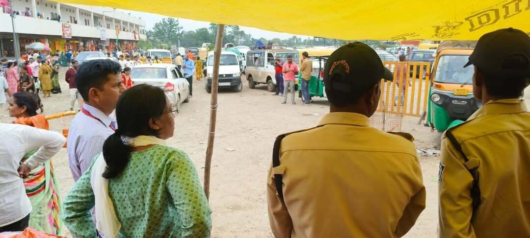 • कांवड़ यात्रा को लेकर प्रशासन की तैयारियां पूरी, अधिकारी-कर्मचारी एवं पुलिस बल ड्यूटी पर तैनात
• सीवन नदी घाट से कुबेरेश्वर धाम तक श्रद्धालुओं की सुविधा के लिए व्यापक व्यवस्थाएं
• नदी में उतरने की आवश्यकता नहीं, घाट पर लगाए गए पानी के नल
• श्रद्धालुओं से कलेक्टर की अपील, नदी में न उतरें नल से ही लें जल
सीहोर में 25 अगस्त को आयोजित होने वाली कांवड़ यात्रा को लेकर जिला प्रशासन द्वारा श्रद्धालुओं की सुरक्षा, सुविधा एवं सुगम आवागमन के लिए सभी तैयारियां पूरी कर ली गई हैं। कलेक्टर श्री बालागुरू के. के निर्देशानुसार कांवड़ यात्रा मार्ग को विभिन्न सेक्टरों में विभाजित कर अधिकारियों को जिम्मेदारियां सौंपी गई हैं। सभी संबंधित अधिकारी-कर्मचारी, पुलिस एवं अन्य सुरक्षा बल अपने-अपने निर्धारित ड्यूटी प्वाइंट पर तैनात हो चुके हैं। सीवन नदी घाट से कुबेरेश्वर धाम तक सुरक्षा, यातायात, स्वास्थ्य, पेयजल, स्वच्छता, प्रकाश, पार्किंग, आपातकालीन व्यवस्थाओं सहित सभी आवश्यक तैयारियां पूर्ण हो चुकी हैं।
कलेक्टर श्री बालागुरू के. ने अधिकारियों को निर्देश दिए हैं कि कांवड़ यात्रा के दौरान श्रद्धालुओं की भीड़ को नियंत्रित रखते हुए किसी भी स्थान पर भीड़ जमा न होने दी जाए। यात्रा मार्ग पर लगातार अनाउंसमेंट किया जाए तथा श्रद्धालुओं को आवश्यक जानकारी उपलब्ध कराई जाए। सभी अधिकारी एवं कर्मचारी अपने निर्धारित प्वाइंट पर समय से उपस्थित रहकर आपसी समन्वय के साथ व्यवस्थाओं का संचालन करेंगे।
सीवन नदी घाट पर नदी में उतरे बिना मिलेगा कांवड़ के लिए जल
कांवड़ यात्रा के दौरान श्रद्धालुओं की सुरक्षा को देखते हुए सीवन नदी घाट पर विशेष व्यवस्था की गई है। श्रद्धालुओं को नदी में उतरकर जल लेने की आवश्यकता न पड़े, इसके लिए नदी के ऊपर ही बड़ी संख्या में नल लगाए गए हैं। इन नलों में पंप के माध्यम से सीवन नदी का पानी पहुंचाया जाएगा, जिससे श्रद्धालु नदी में उतरे बिना ही नलों से अपनी कांवड़ में जल ले सकेंगे। कलेक्टर के निर्देशानुसार किसी भी श्रद्धालु को नदी में उतरने की अनुमति नहीं होगी। घाट पर सुरक्षा दल एवं बोट तैनात रहेंगे तथा सुरक्षा व्यवस्था लगातार निगरानी में रहेगी। घाट पर श्रद्धालुओं की आवाजाही को व्यवस्थित रखने के लिए आवश्यक बैरिकेडिंग एवं अन्य व्यवस्थाएं भी की गई हैं।
सीवन नदी घाट से कुबेरेश्वर धाम तक सेक्टर बनाकर तैनाती
कांवड़ यात्रा मार्ग को विभिन्न सेक्टरों में विभाजित कर प्रत्येक क्षेत्र के लिए अधिकारियों को जिम्मेदारी सौंपी गई है। अधिकारी अपने-अपने निर्धारित प्वाइंट पर मौजूद रहकर श्रद्धालुओं की आवाजाही, भीड़ नियंत्रण, यातायात एवं अन्य व्यवस्थाओं की निगरानी करेंगे। किसी भी आपात स्थिति में त्वरित कार्रवाई के लिए संबंधित दलों को तैयार रखा गया है। यात्रा मार्ग पर सफाई दल लगातार सक्रिय रहेंगे। आवश्यक स्थानों पर प्रकाश व्यवस्था, सड़क मरम्मत, क्रेन एवं अन्य आपातकालीन संसाधनों की उपलब्धता सुनिश्चित की गई है।
यात्रा मार्ग पर 05 मेडिकल प्वाइंट, धाम परिसर में भी स्वास्थ्य सेवाएं
श्रद्धालुओं को तत्काल स्वास्थ्य सुविधा उपलब्ध कराने के लिए यात्रा मार्ग पर मानक बाग, डीमार्ट, चौपाल सागर, परमार ढाबा और मोगराफूल जोड़ सहित पांच मेडिकल प्वाइंट बनाए गए हैं। इसके अलावा कुबेरेश्वर धाम परिसर में वेटिंग एरिया डोम, भगवान शंकर मंदिर, कंकर शंकर पूजा स्थल के सामने, डोम तथा पं. रमेश्वर मिश्रा अस्पताल में मेडिकल प्वाइंट की व्यवस्था की गई है। स्वास्थ्य विभाग द्वारा पीएचसी गुड़भेला-नापलाखेड़ी जोड़ तथा एसएचसी चितोड़िया हेमा को भी स्वास्थ्य व्यवस्था से जोड़ा गया है। इस प्रकार यात्रा मार्ग एवं धाम परिसर में श्रद्धालुओं को आवश्यकता पड़ने पर तत्काल चिकित्सा सुविधा उपलब्ध कराने की व्यवस्था की गई है।
कुबेरेश्वर धाम में पार्किंग एवं यातायात व्यवस्था
कुबेरेश्वर धाम में श्रद्धालुओं की भारी भीड़ को देखते हुए पार्किंग स्थलों का चिन्हांकन कर वाहनों की सुव्यवस्थित आवाजाही की व्यवस्था की गई है। यातायात व्यवस्था संभालने के लिए पुलिस एवं संबंधित अधिकारी तैनात रहेंगे। किसी भी स्थिति में जाम की समस्या उत्पन्न न हो, इसके लिए यातायात व्यवस्था की लगातार निगरानी की जाएगी। प्रवेश एवं निकास द्वार, वेटिंग एरिया, अनाउंसमेंट सिस्टम तथा आपातकालीन व्यवस्थाओं को भी व्यवस्थित किया गया है। श्रद्धालुओं को आवश्यक दिशा-निर्देश एवं भीड़ की स्थिति से संबंधित जानकारी लगातार अनाउंसमेंट के माध्यम से दी जाएगी।
रेलवे स्टेशन पर भी विशेष सुरक्षा व्यवस्था
कांवड़ यात्रा में बड़ी संख्या में श्रद्धालुओं के ट्रेन से सीहोर आने की संभावना को देखते हुए रेलवे स्टेशन पर भी विशेष सुरक्षा एवं भीड़ नियंत्रण की व्यवस्था की गई है। जिला प्रशासन एवं पुलिस द्वारा रेलवे प्रशासन और स्टेशन मास्टर से समन्वय बनाए रखा जा रहा है। स्टेशन पर श्रद्धालुओं की आवाजाही को व्यवस्थित करने तथा किसी भी प्रकार की दुर्घटना रोकने के लिए आवश्यक बल एवं अधिकारी तैनात रहेंगे। रेलवे द्वारा सीहोर आने-जाने वाली ट्रेनों की समय-सारणी भी जारी की गई है, ताकि श्रद्धालुओं को कोई परेशानी न हो।
23 अगस्त सुबह 06 बजे से लागू है डायवर्जन प्लान
कांवड़ यात्रा को देखते हुए जिला प्रशासन द्वारा जारी मार्ग डायवर्जन प्लान 23 अगस्त को प्रातः 06 बजे से लागू हो गया है जो 25 अगस्त की रात 12 बजे तक लागू रहेगा। आमजन से अपील की गई है कि कांवड़ यात्रा के दौरान असुविधा से बचने के लिए निर्धारित परिवर्तित मार्गों का उपयोग करें।
भोपाल की ओर से आने वाले भारी वाहन थाना परवलिया अंतर्गत मुबारकपुर जोड़ एवं थाना खजूरी अंतर्गत तुमड़ा जोड़ से डायवर्ट होकर श्यामपुर-कुरावर-ब्यावरा-शाजापुर-मक्सी होते हुए देवास-इंदौर जाएंगे। देवास-इंदौर से आने वाले भारी वाहन देवास से डायवर्ट होकर मक्सी-शाजापुर-ब्यावरा-कुरावर-श्यामपुर होते हुए भोपाल जाएंगे।
कन्नौज-खातेगांव की ओर से आने वाले भारी वाहन आष्टा-शुजालपुर-पचोर होते हुए ब्यावरा जा सकेंगे। होशंगाबाद, रेहटी एवं भैरूंदा से इंदौर की ओर जाने वाले भारी वाहन थाना गोपालपुर-कन्नौद-आष्टा होते हुए इंदौर जा सकेंगे।
भोपाल से आष्टा-देवास-उज्जैन-इंदौर जाने वाले छोटे एवं सवारी वाहन सीहोर न्यू क्रिसेंट चौराहा से भाऊखेड़ी जोड़ होते हुए अमलाहा के रास्ते आष्टा, देवास, उज्जैन एवं इंदौर जा सकेंगे। इसी प्रकार इंदौर-उज्जैन-देवास से भोपाल जाने वाले छोटे एवं सवारी वाहन आष्टा-अमलाहा-भाऊखेड़ी जोड़-न्यू क्रिसेंट चौराहा होते हुए भोपाल जा सकेंगे।
डीजे पर पूर्ण प्रतिबंध, उल्लंघन पर होगी कार्रवाई
कलेक्टर श्री बालागुरू के. ने स्पष्ट निर्देश दिए हैं कि कांवड़ यात्रा के दौरान डीजे पर पूर्ण प्रतिबंध रहेगा। यदि कोई व्यक्ति डीजे लेकर आता है तो उसके विरुद्ध नियमानुसार कार्रवाई की जाएगी। यात्रा मार्ग पर लगातार अनाउंसमेंट के माध्यम से भी श्रद्धालुओं को आवश्यक निर्देश एवं सूचनाएं दी जाएंगी।
प्रशासन की श्रद्धालुओं से अपील
जिला प्रशासन ने कांवड़ यात्रा में शामिल होने वाले सभी श्रद्धालुओं से अपील की है कि वे प्रशासन द्वारा निर्धारित मार्ग एवं व्यवस्थाओं का पालन करें। सीवन नदी में न उतरें और नदी के ऊपर लगाए गए नलों से ही कांवड़ के लिए जल प्राप्त करें। भीड़ वाले स्थानों पर धैर्य बनाए रखें, अनाउंसमेंट के माध्यम से दी जा रही सूचनाओं का पालन करें तथा निर्धारित प्रवेश-निकास एवं पार्किंग व्यवस्था का उपयोग करें।
कलेक्टर श्री बालागुरू के. ने कहा है कि जिला प्रशासन का उद्देश्य कांवड़ यात्रा में आने वाले प्रत्येक श्रद्धालु को सुरक्षित, सुव्यवस्थित एवं श्रद्धामय वातावरण उपलब्ध कराना है। इसके लिए सभी विभागों, पुलिस एवं अन्य सुरक्षा बलों को आपसी समन्वय के साथ अपने दायित्वों का निर्वहन करने के निर्देश दिए गए हैं।
#JansamparkMP #CMMadhyaPradesh #MadhyaPradesh #sehore