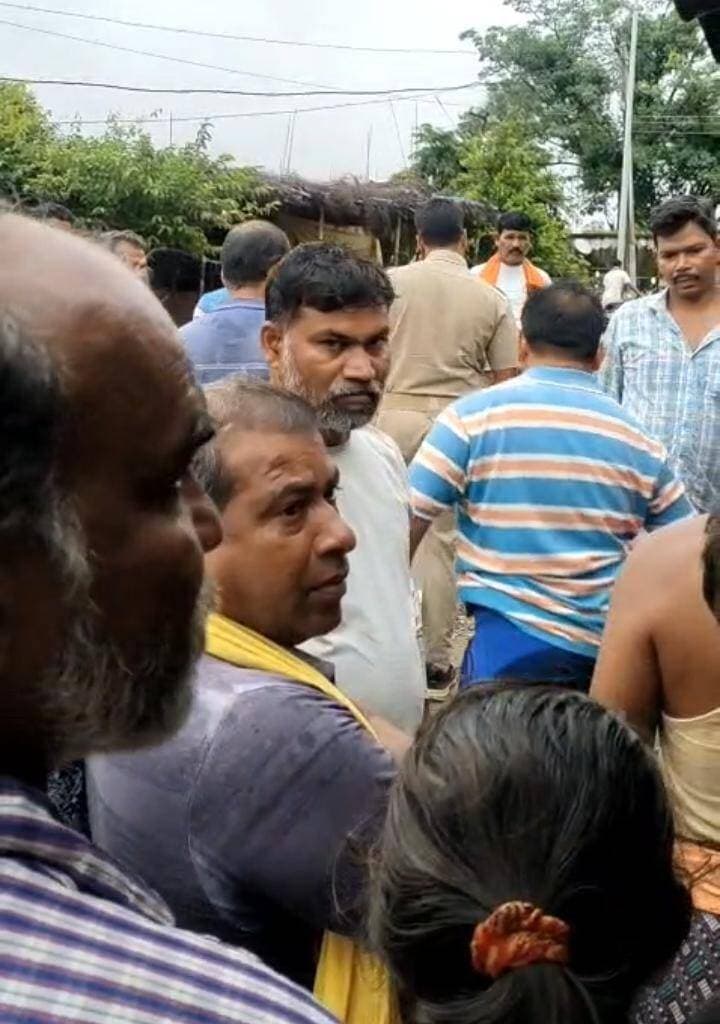 ରାସ୍ତା କଡ଼ 5ଗୋଟି ଦୋକାନ ରୁ ତାଳ ଭାଙ୍ଗି ଚୋରି
କଣ୍ଟାମାଳ -ବୌଦ୍ଧ ଜିଲ୍ଲା ମନମୁଣ୍ଡା ଥାନା ଖଟଖଟିଆ ଗାଁ ବସଷ୍ଟାଣ୍ଡ ଛକରେ ଥିବା ଏକ କପଡା ଦୋକାନ ସମେତ ପାଞ୍ଚଟି ଦୋକାନରୁ ଚୋରି l ଚୋର ମାନେ ଚୋରି ସହ ଫିଙ୍ଗାଫୋଫଡା କରିଥିବା ସୂଚନା l ଦୋକାନ ମାଲିକ ପୋଲିସ କୁ ସୂଚନା ଦେବା ପରେ ମନମୁଣ୍ଡା ପୋଲିସ ପହଂଚି ତଦନ୍ତ ଆରମ୍ଭ କରିଛି l